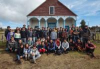 Foto: Profesores y estudiantes del Programa Chiloé frente a la Iglesia de Puchilco.