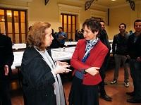 Decana Marcela Pizzi con Alcaldesa de Santiago Carolina Tohá.