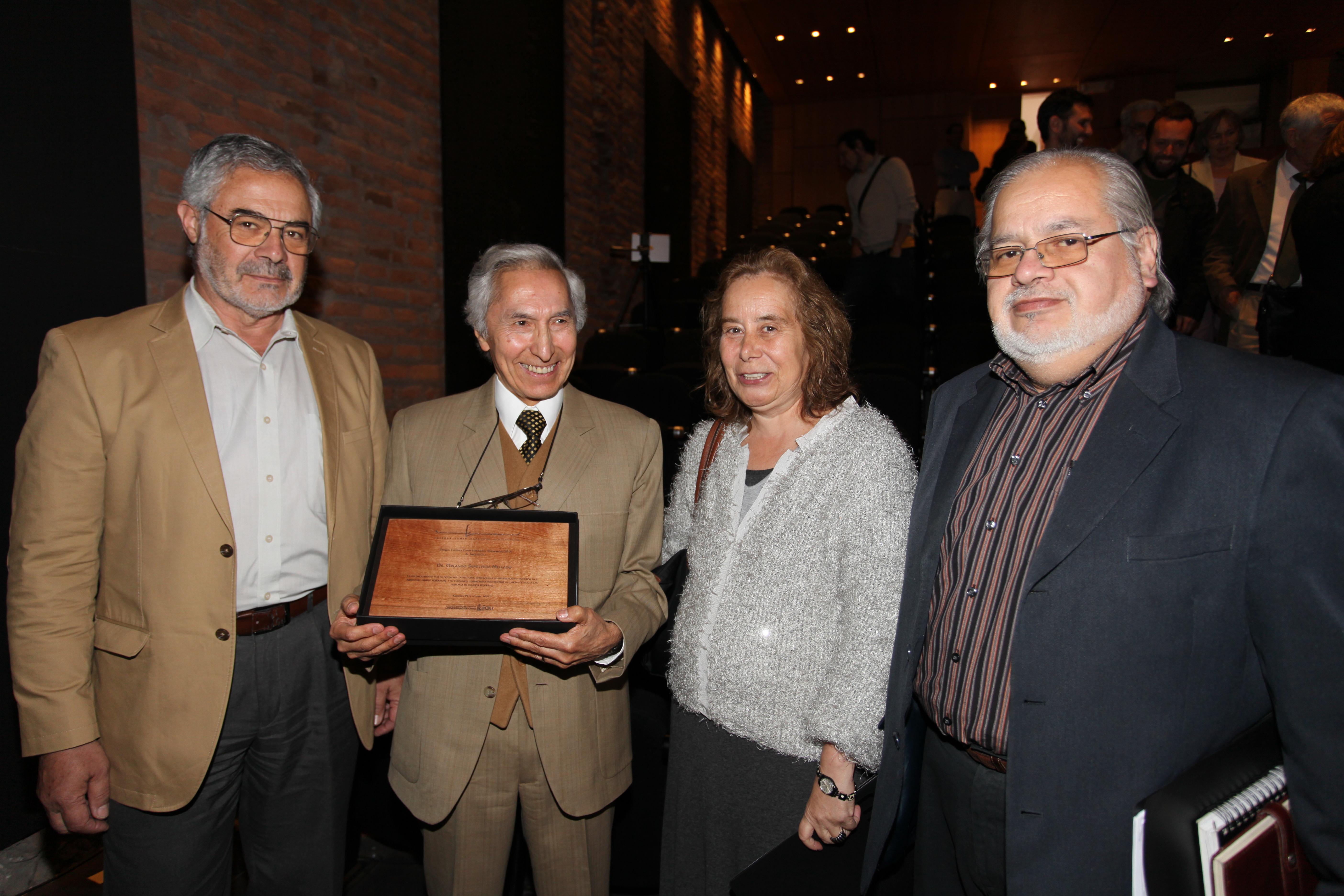 Orlando Sepúlveda junto a Francisco Ferrando, Director Académico de la FAU; la Decana Marcela Pizzi; y el Director de Extensión, Juan Carlos Lepe