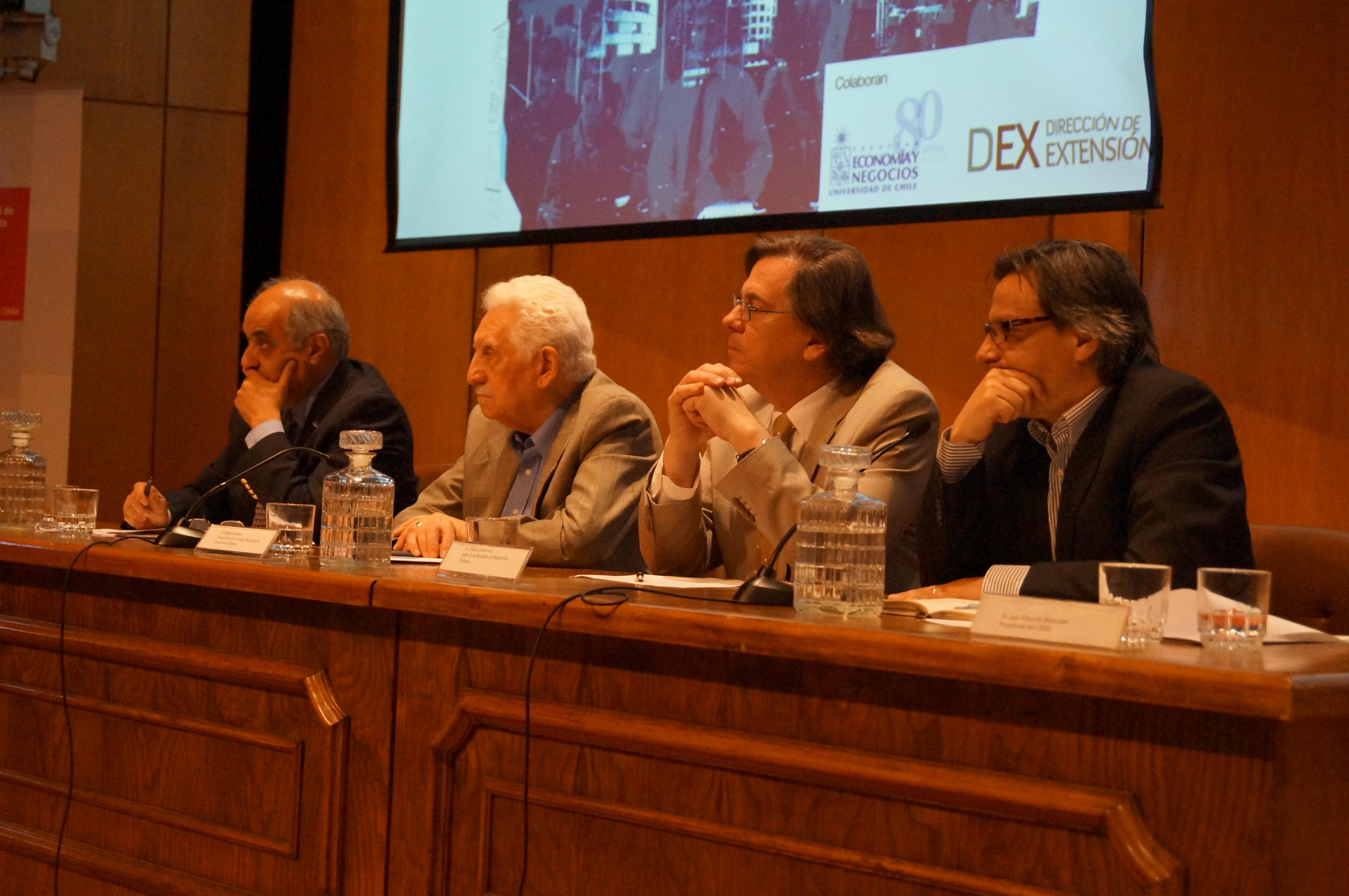 Representante de la Cámara Chilena de la Construcción, Miguel Lawner y Pablo Contrucci (Minvu) en primer panel