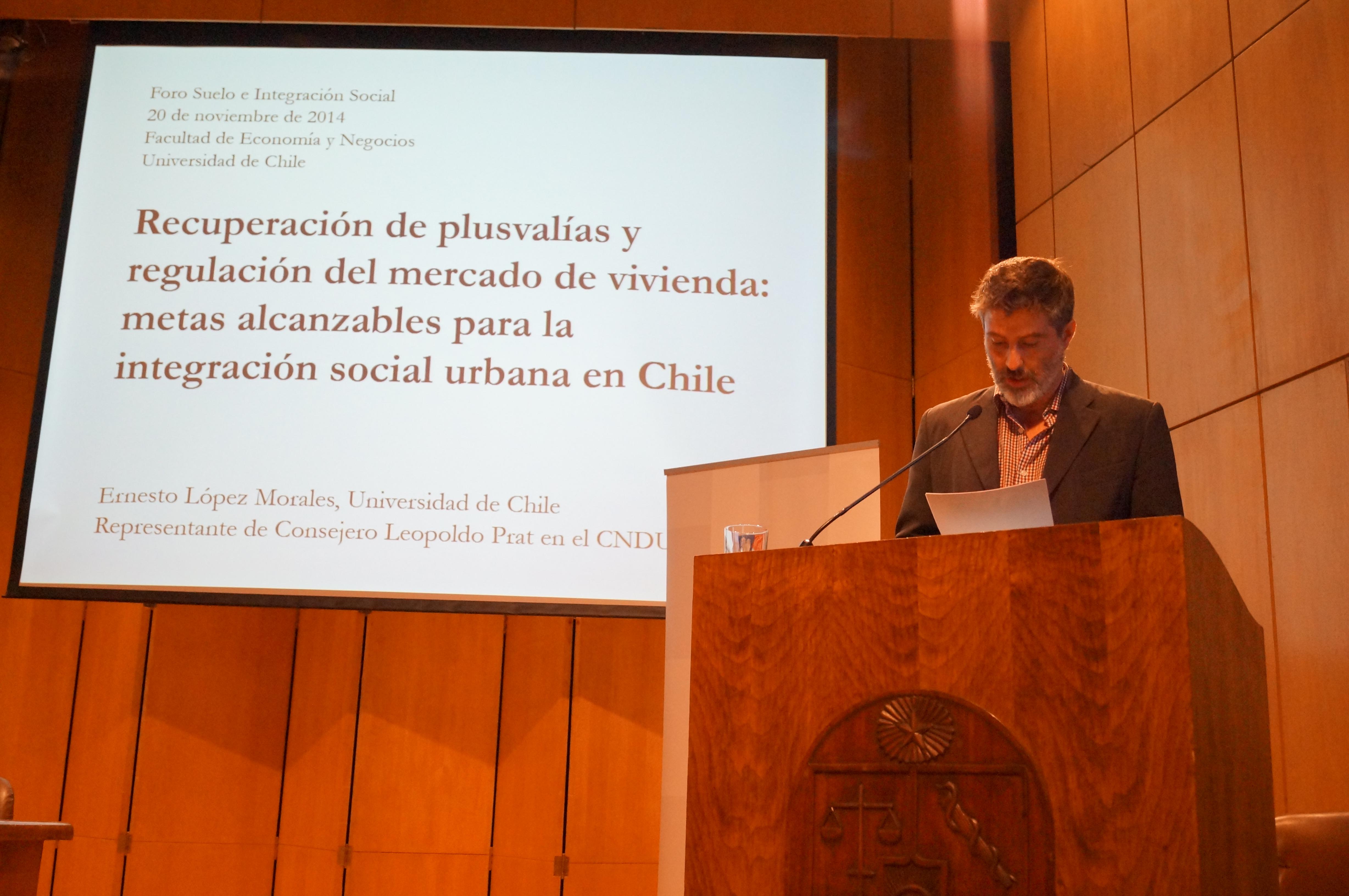 Profesor Ernesto López exponiendo en segundo panel