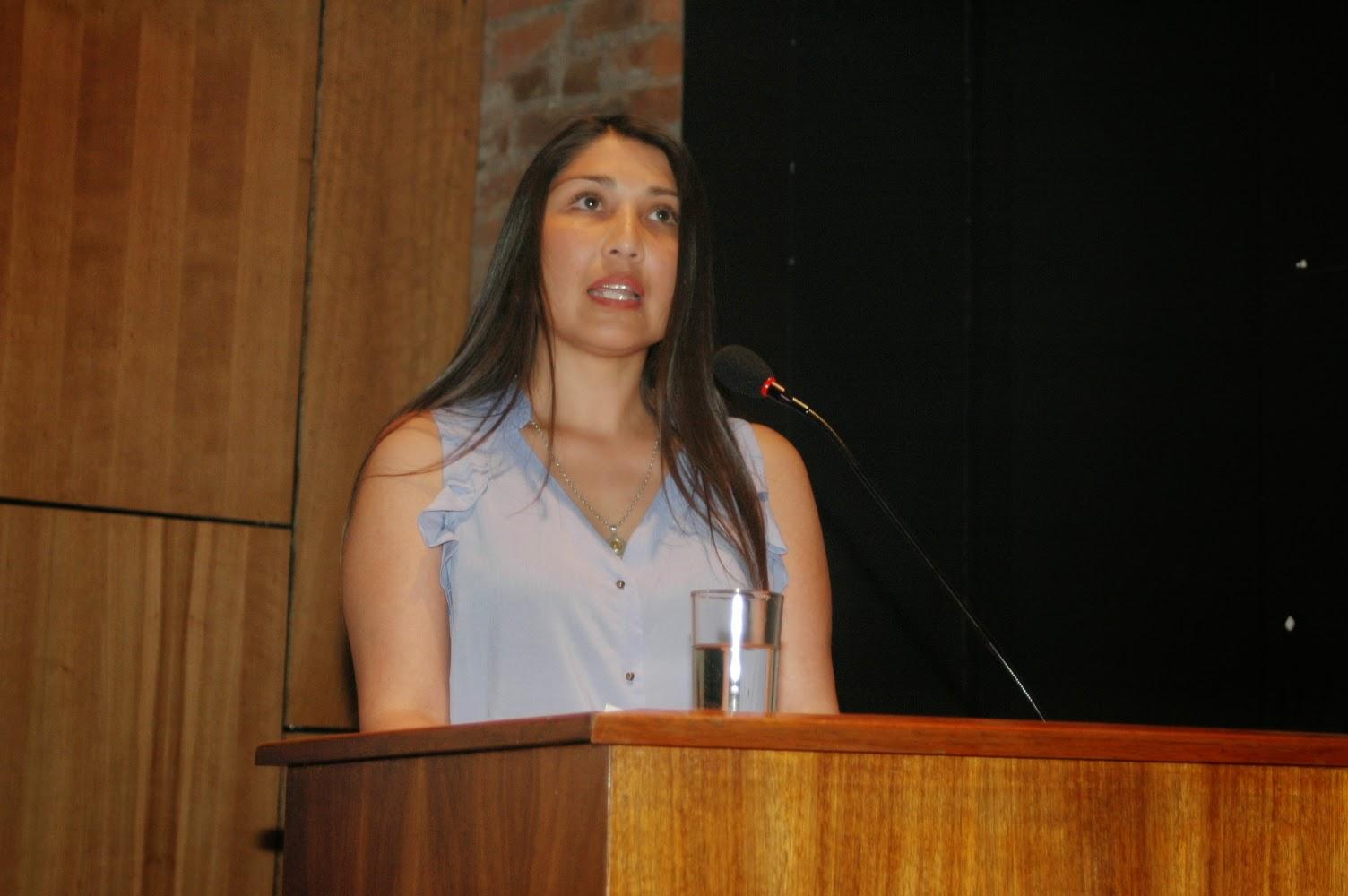 Angélica Valencia hablando a nombre de los funcionarios reconocidos
