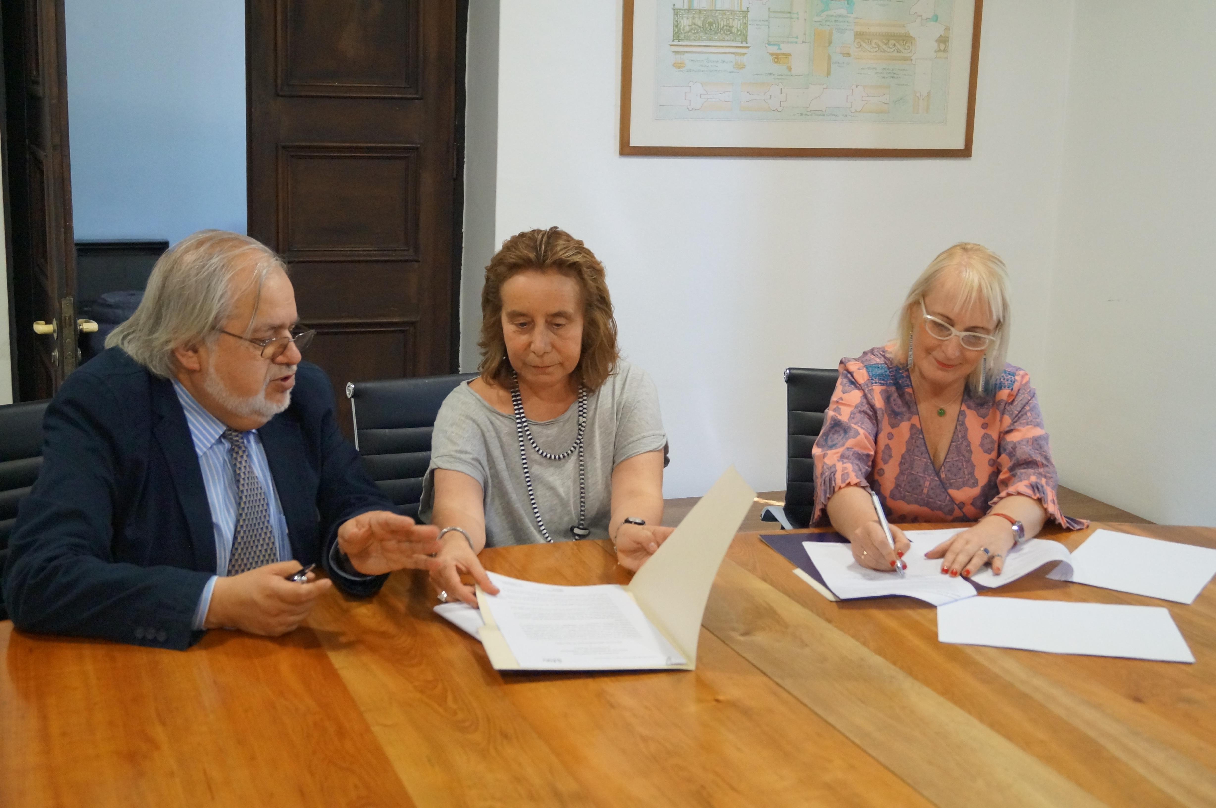 Director de Extensión, Juan Carlos Lepe; Decana Marcela Pizzi y Directora de Instituto Iberoamericano de Finlandia, Auli Leskinen firmando convenio