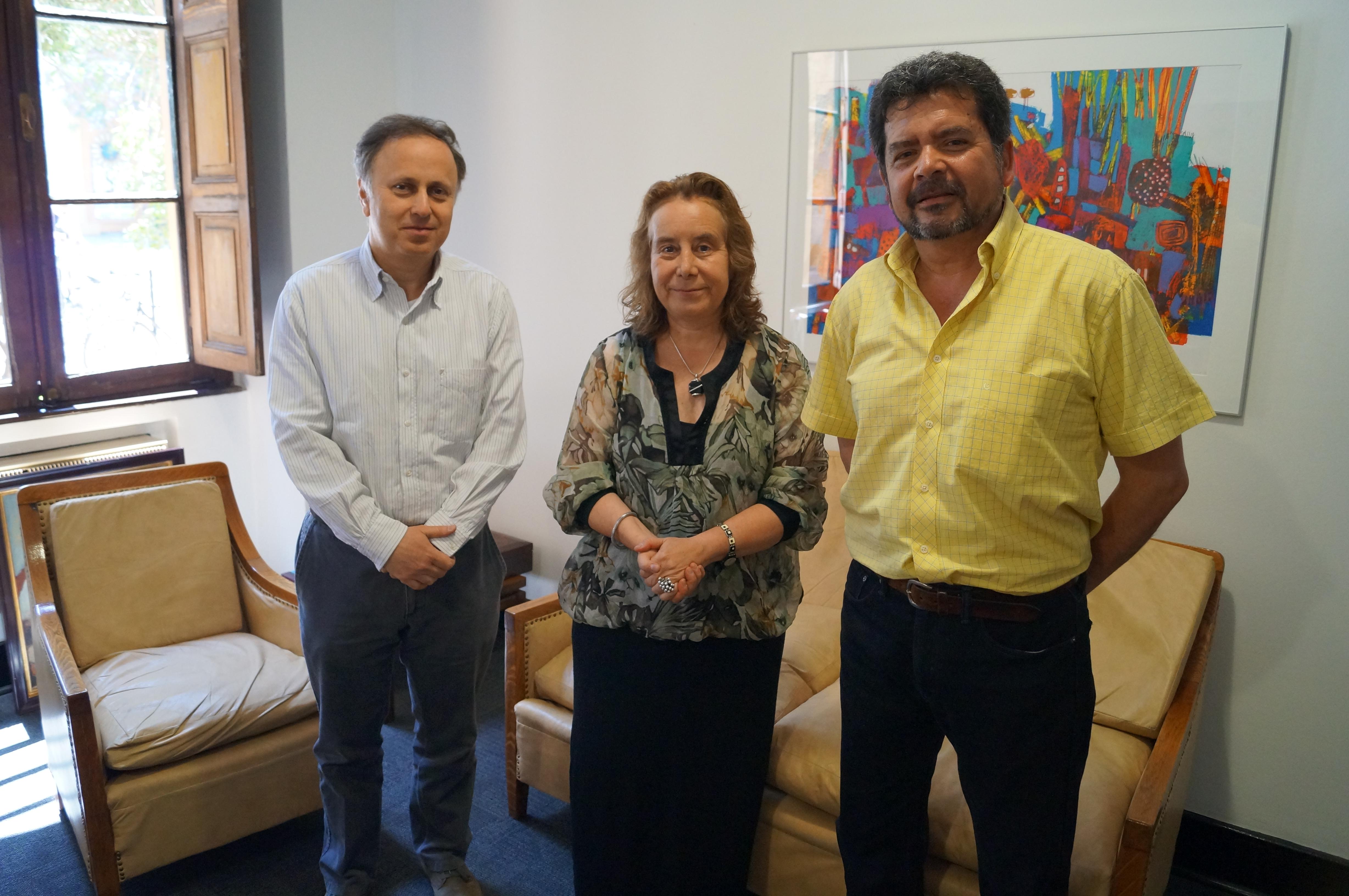 Profesor Constantino Mawromatis, Decana Marcela Pizzi y Jorge Espinoza, de la delegación Chiloé del Colegio de Arquitectos