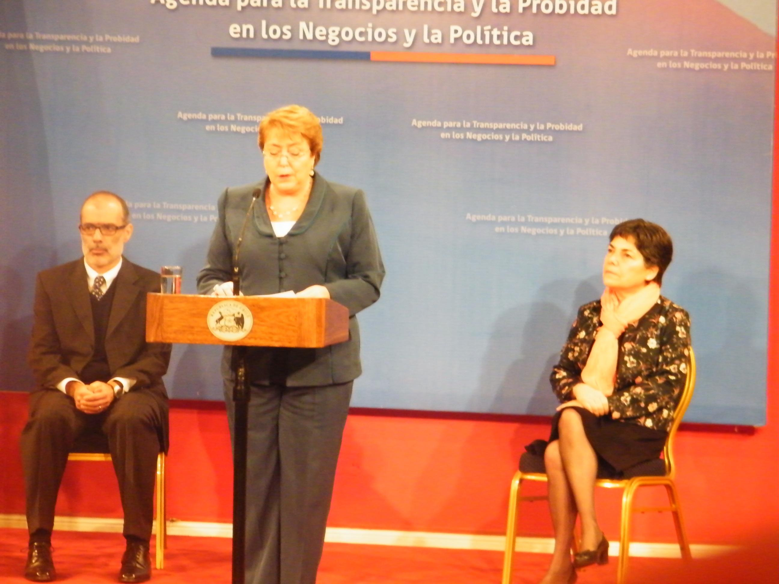 Presidenta Bachelet explicando los proyectos de ley.