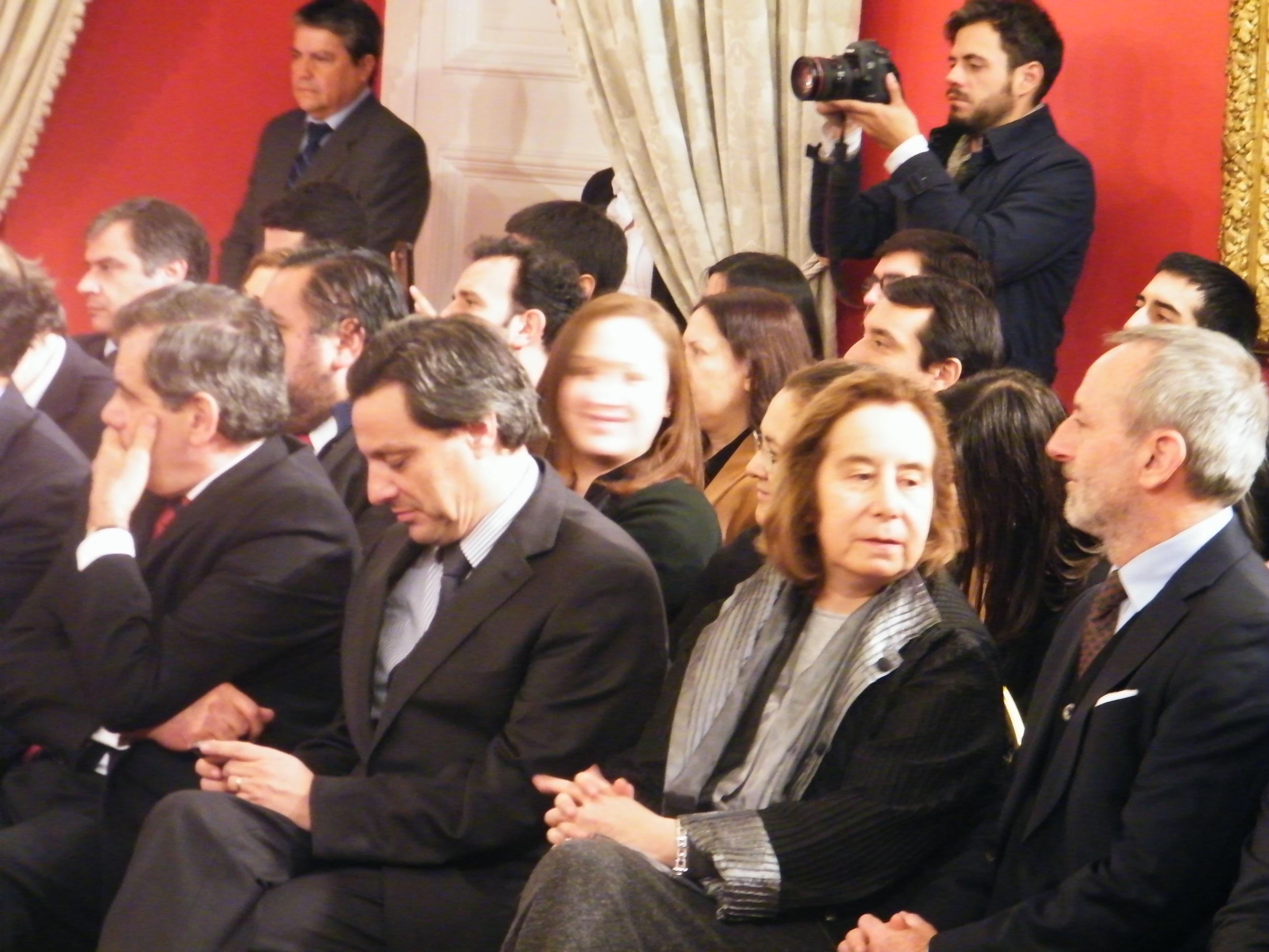Decana Marcela Pizzi junto a otros asistentes.
