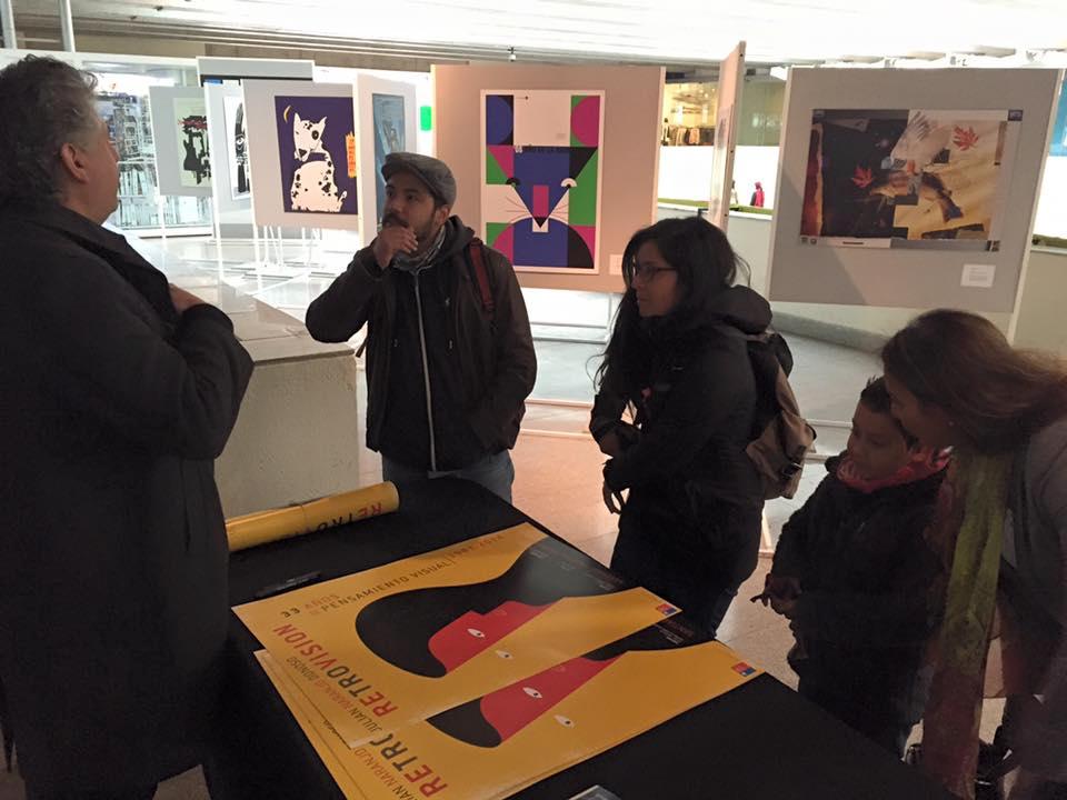 Julián Naranjo visita todas las semanas la expo. para interactuar con su público y firmar afiches (fotografía de "Retrospectiva Retrovisión).