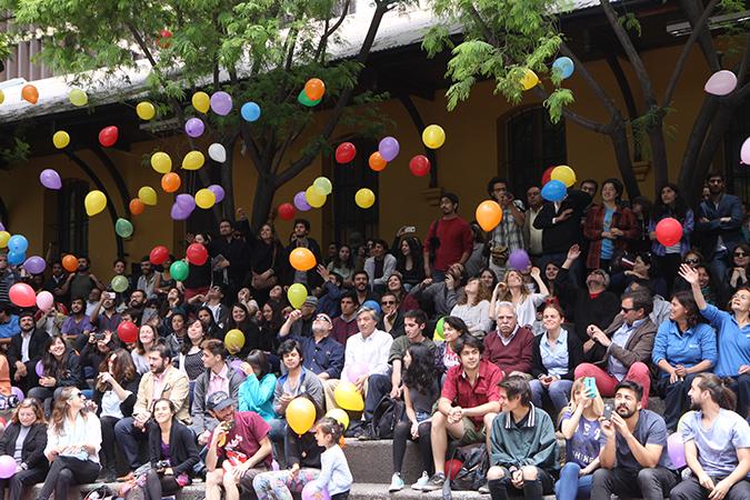 Los estudiantes lanzaron globos desde el edificio de Diseño hacia el ágora donde estaban reunidos los colegas, estudiantes, familiares y amigos de Fernán Meza.