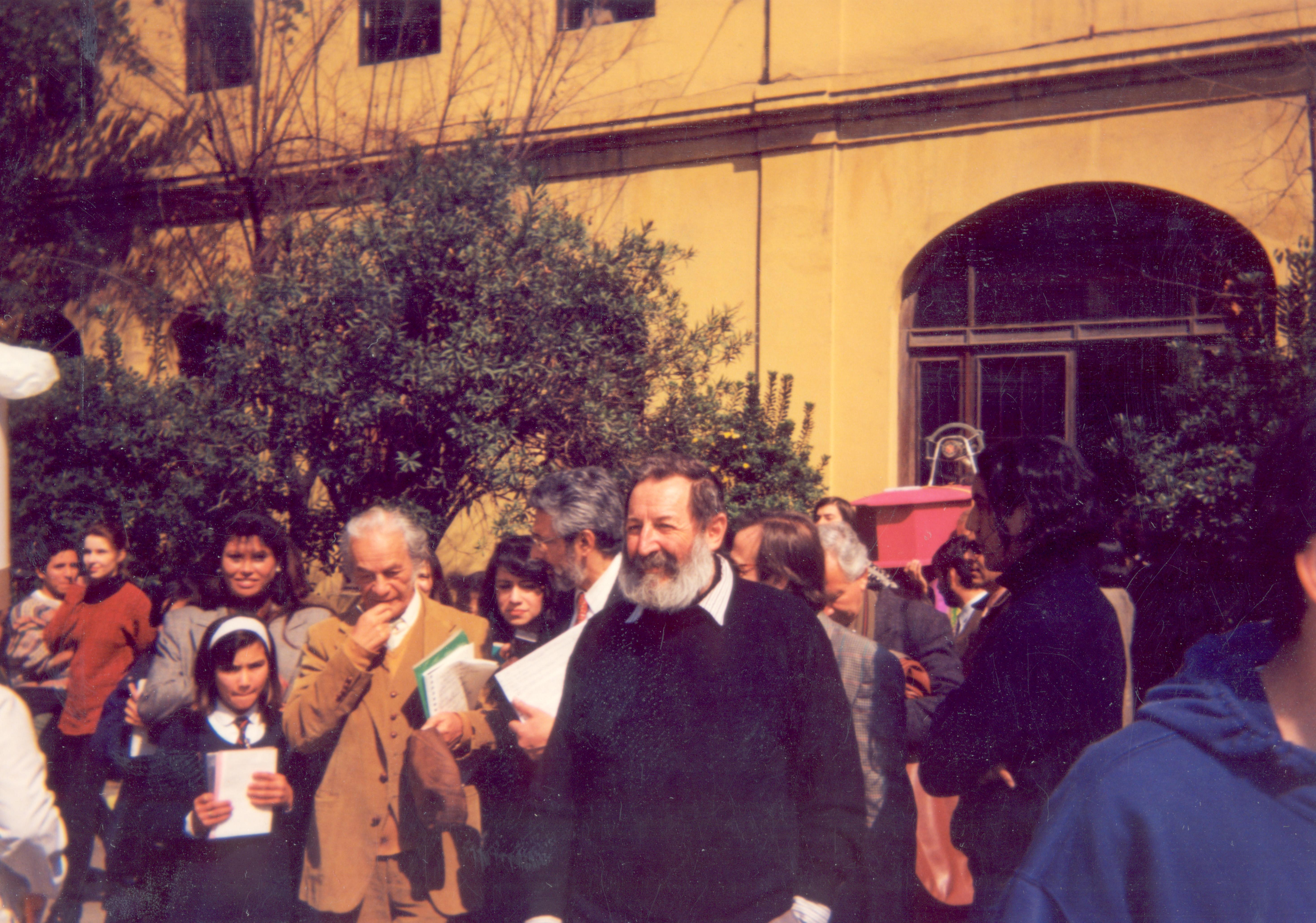 Fernán Meza en la visita de Nicanor Parra a la FAU.