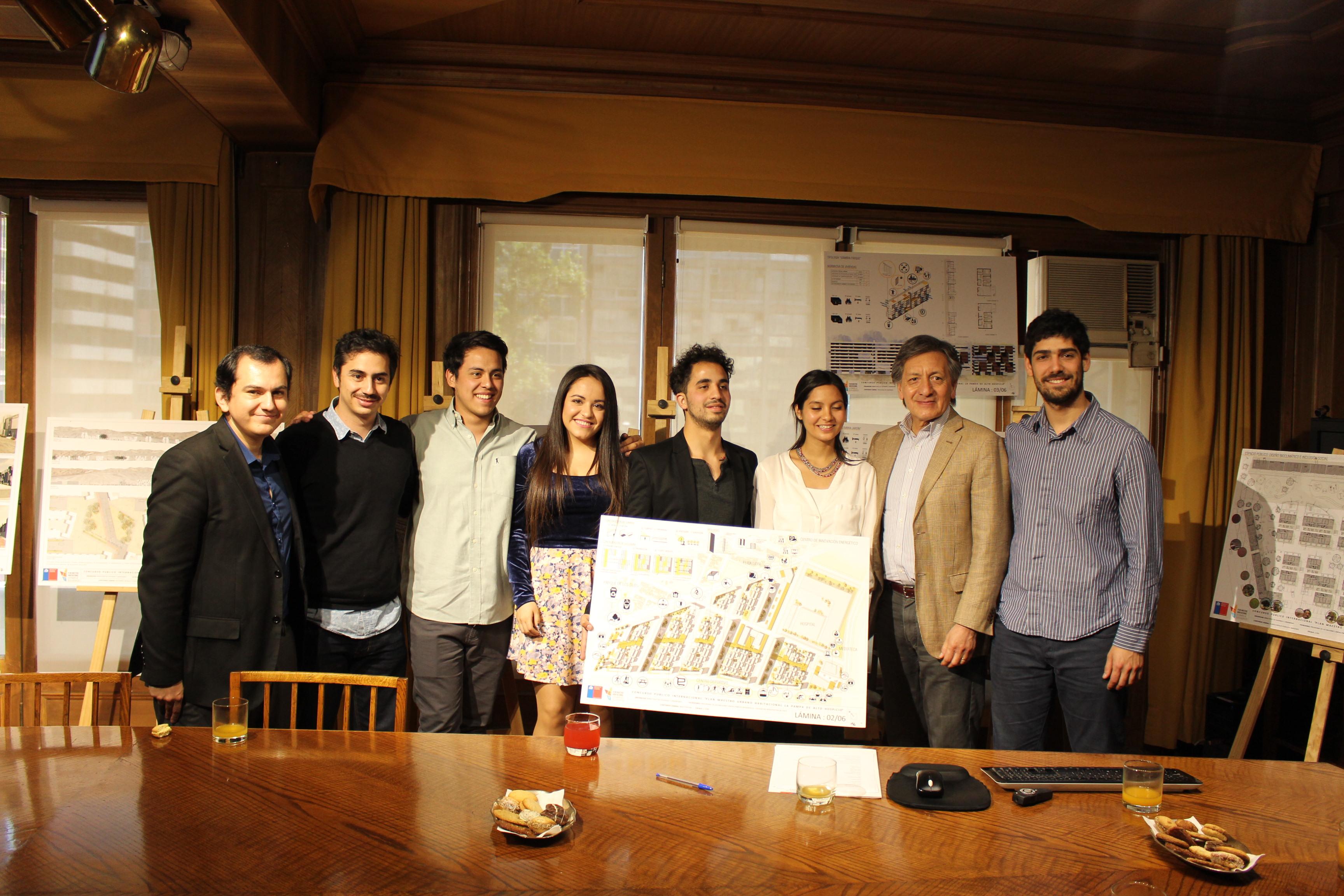 Estudiantes ganadores junto al equipo académico y el jefe de carrera de Arquitectura FAU, Alberto Fernández.