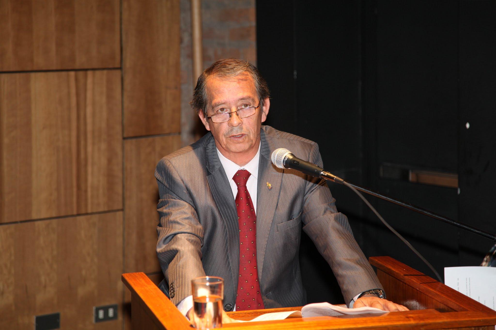 Rubén Parra habló a nombre de los funcionarios reconocidos por años de servicio.
