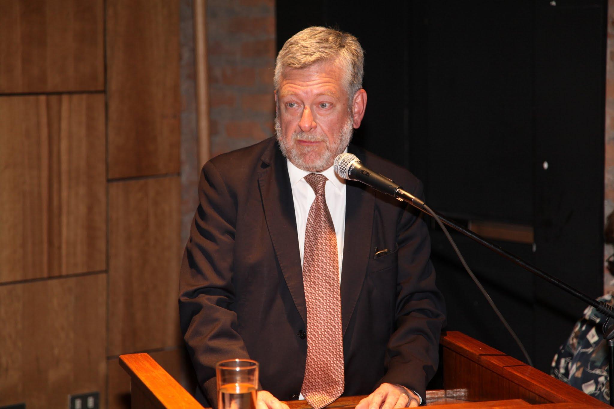 Profesor Juan Francisco Lund fue quien dio un discurso en representación de los académicos premiados.