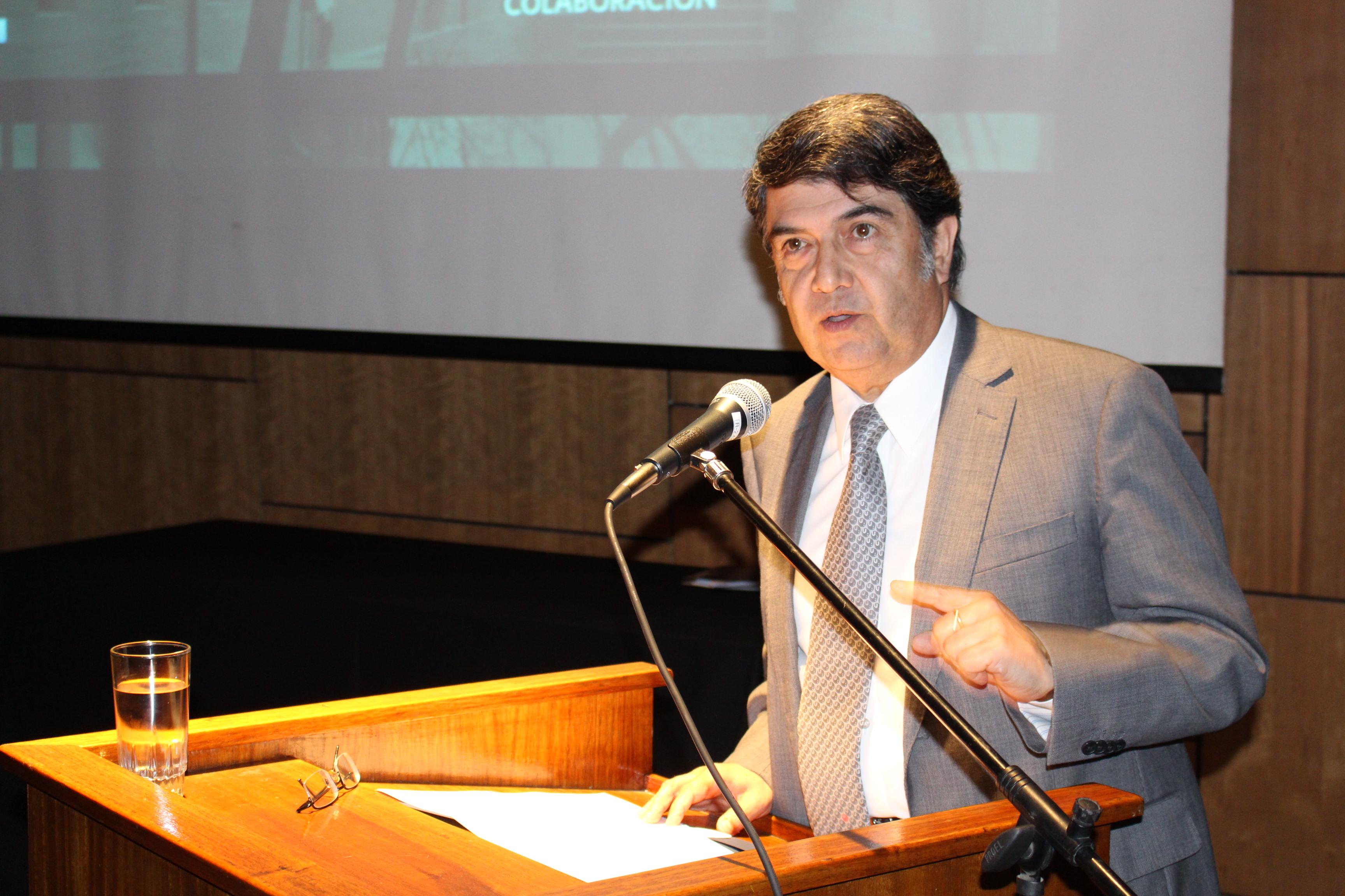 Rector (s) Sergio Jara Díaz reconoció la entrega de funcionarios y académicos de la Facultad.