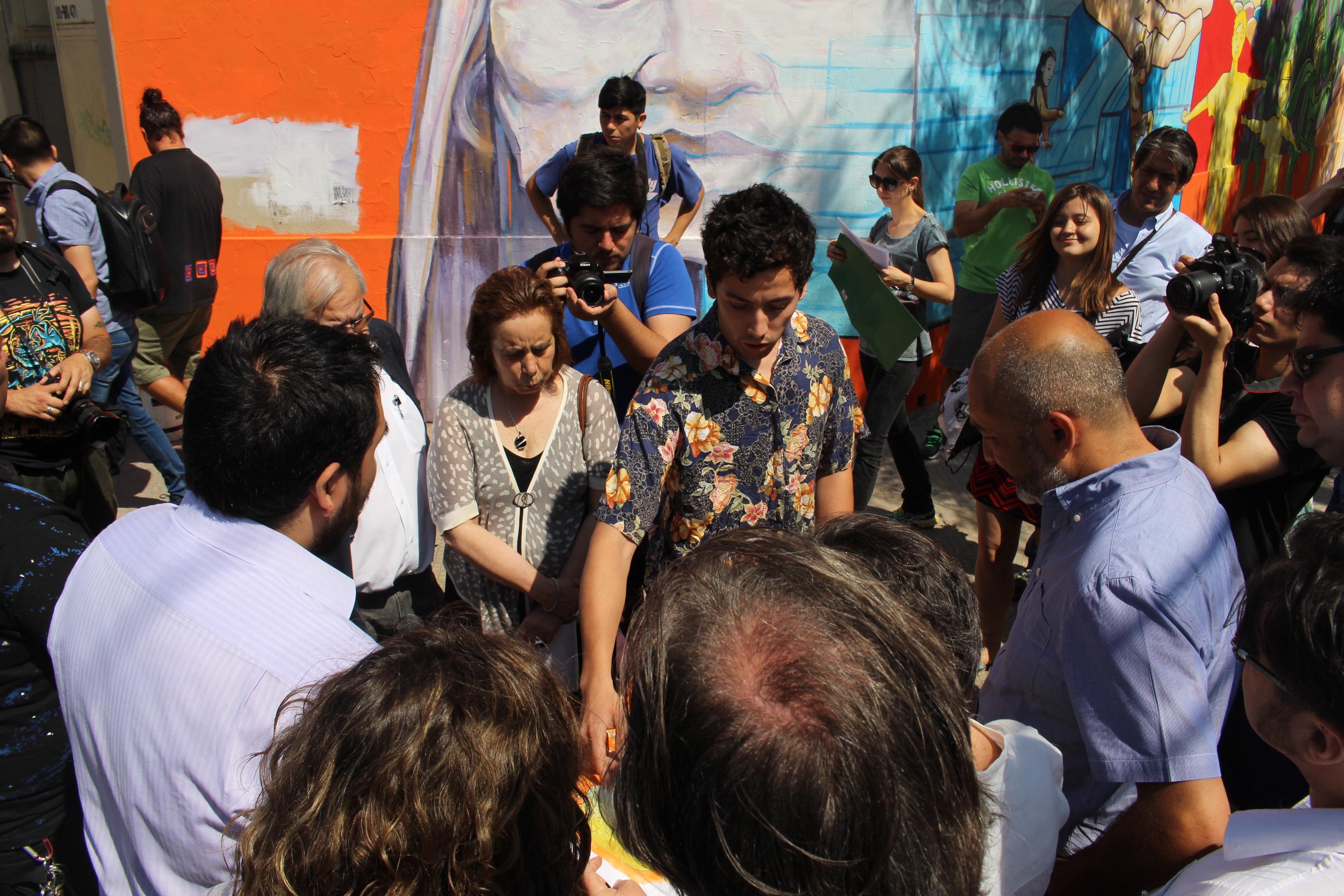 El estudiante Gonzalo Ibáñez expone los detalles del mural a las autoridades presentes.
