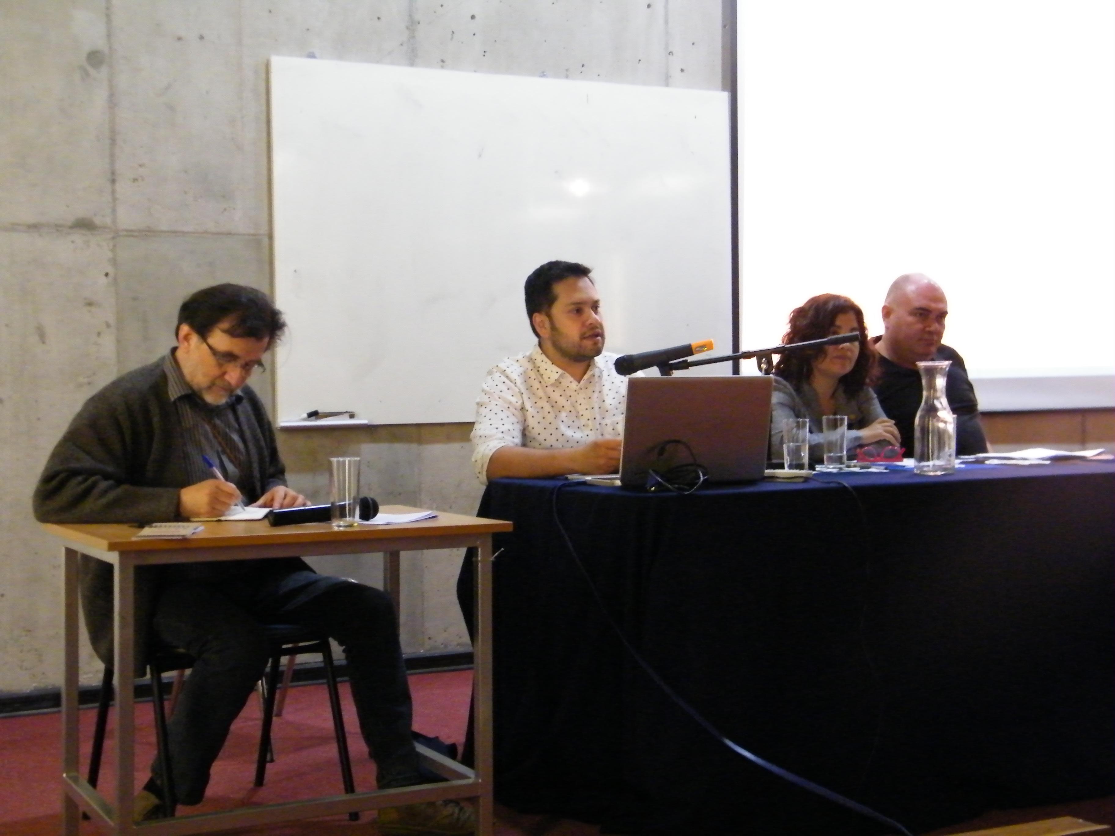 Profesores Max Aguirre y Rodrigo Vera participaron de la mesa sobre perspectivas latinoamericanas para la teoría e historia.