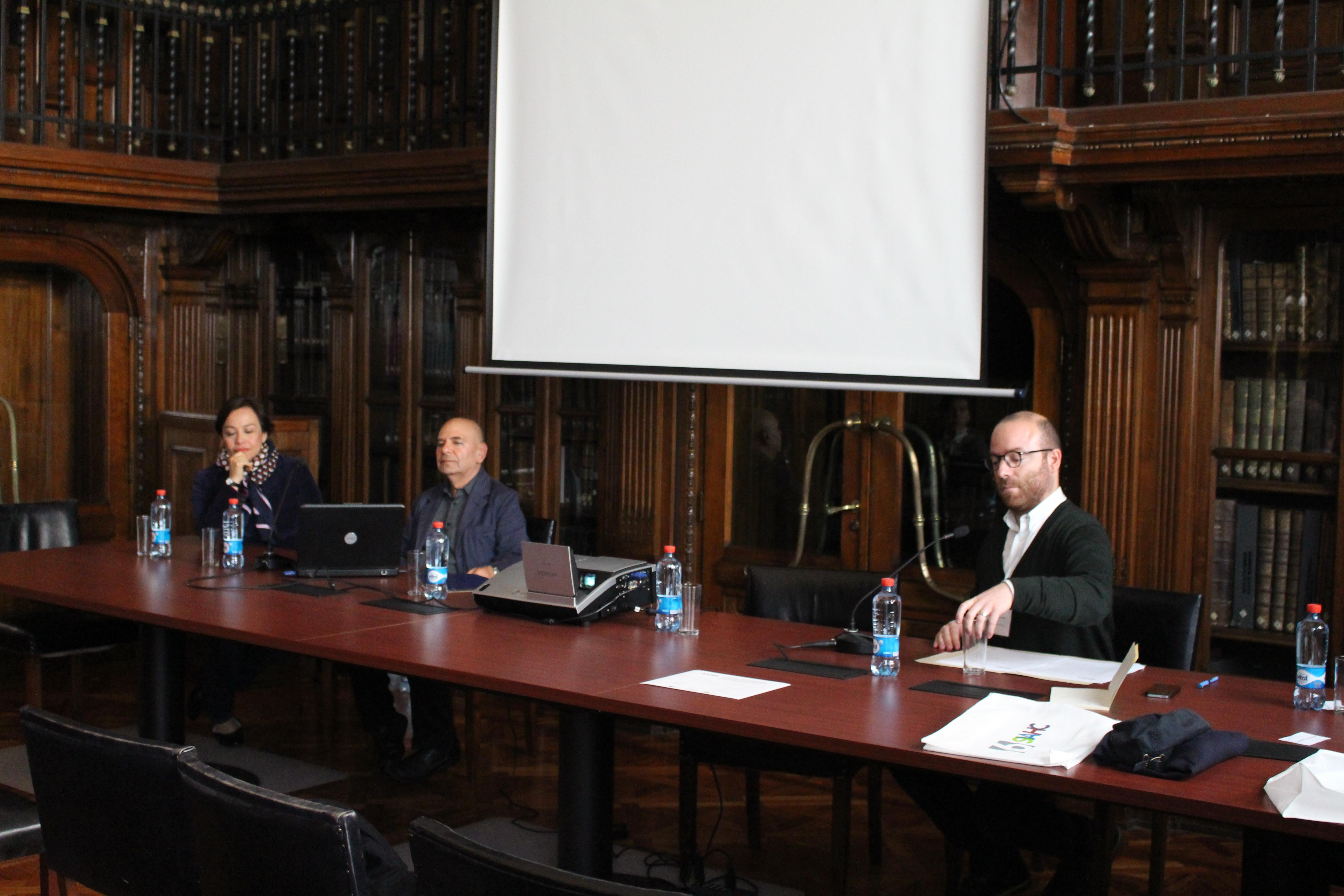 Mesa de discusión con la presencia de los profesores Antonio Sahady y Rodrigo Booth.
