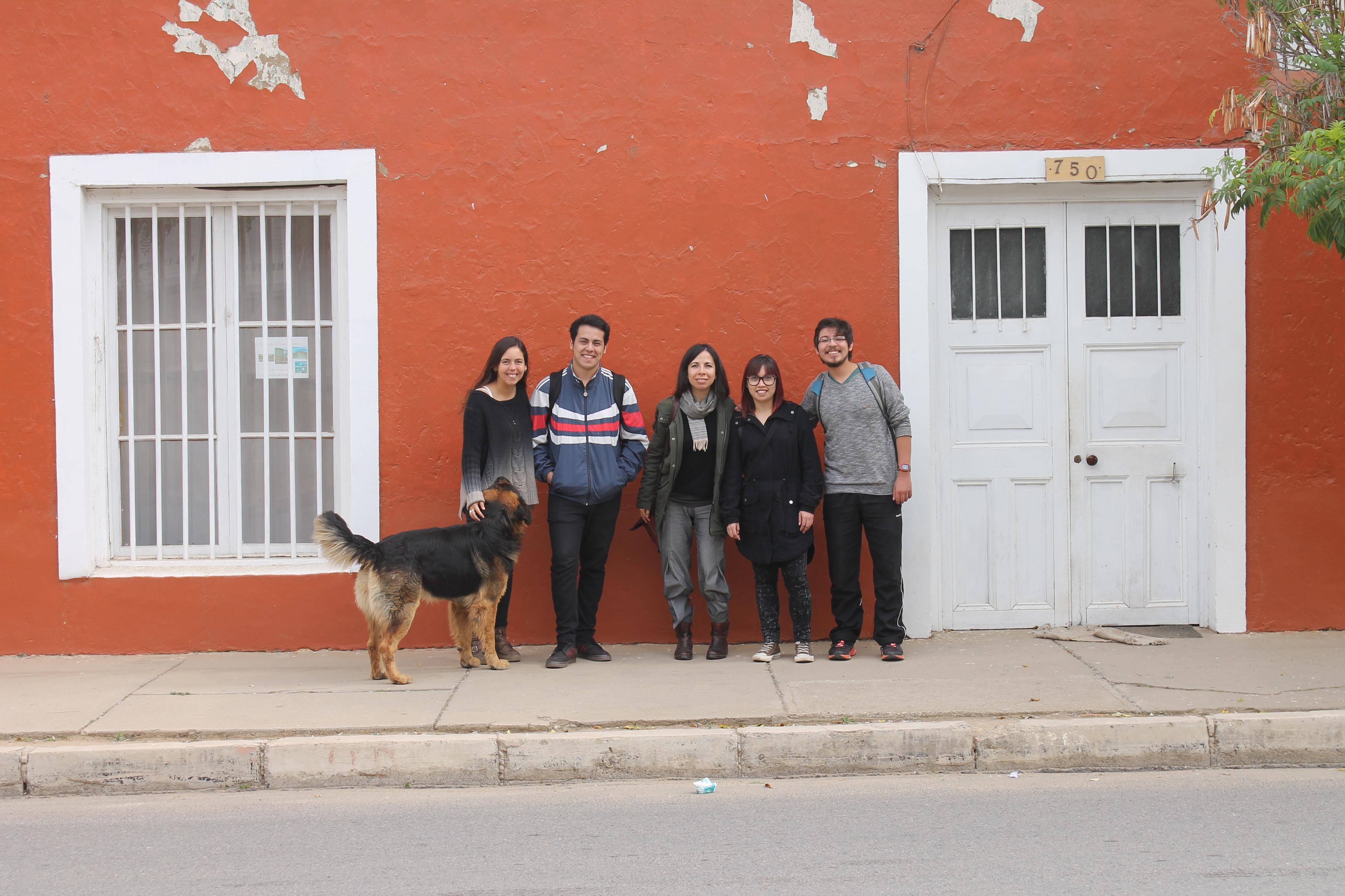 Equipo de estudiantes junto a la profesora Natalia Jorquera en Canela.