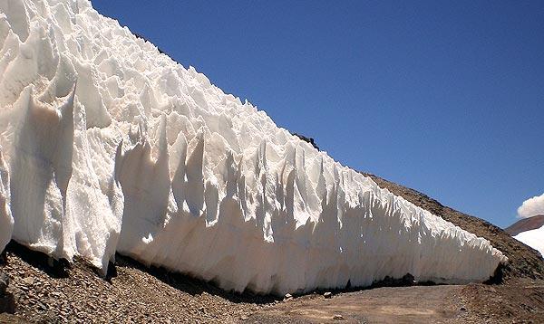 El académico advierte que una destrucción de los glaciares tendría graves consecuencias para los ecosistemas, la actividad productiva y la vida humana.