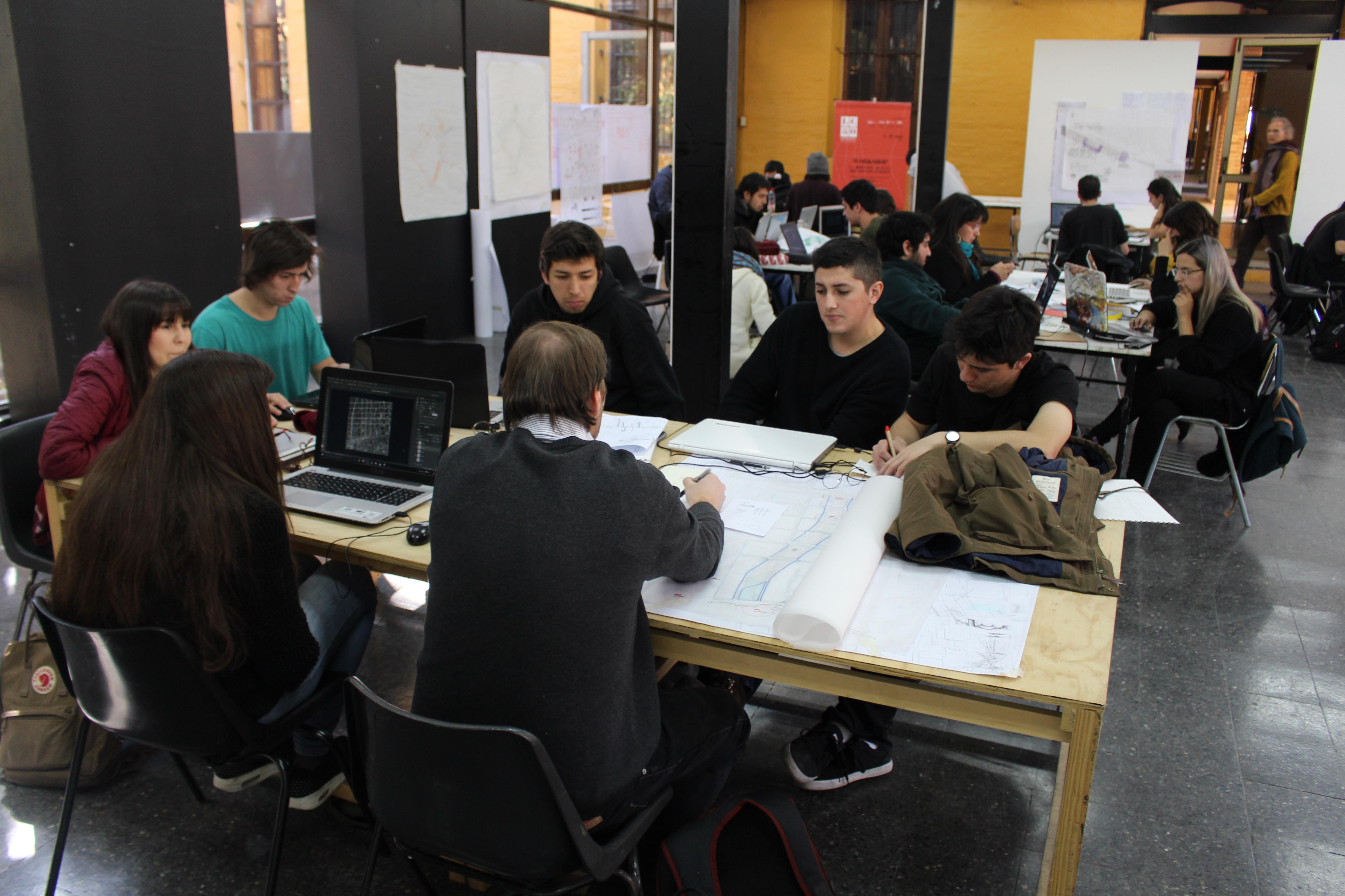 Participantes trabajaron en grupos bajo la guía de un arquitecto profesional.