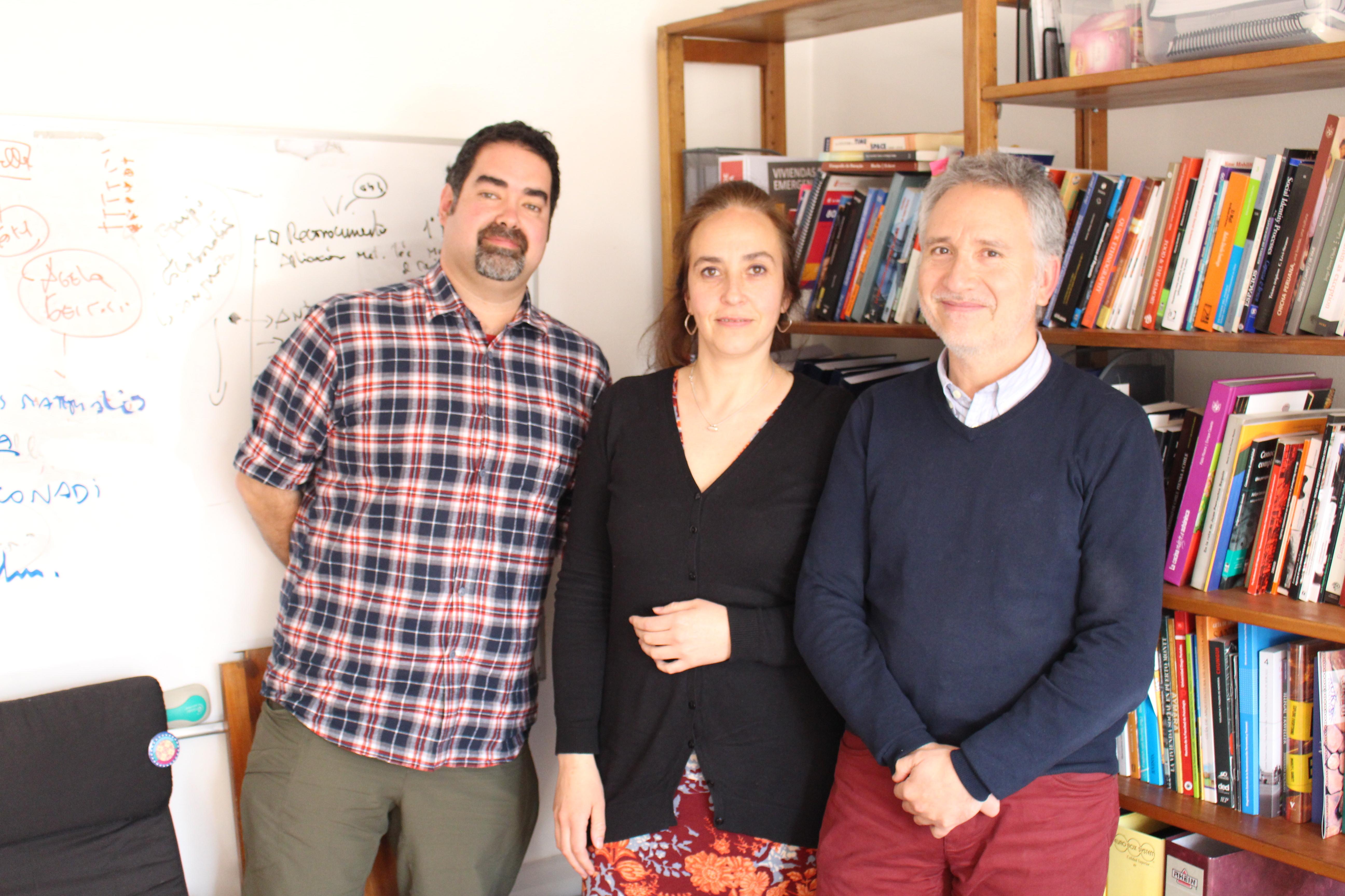 Profesores Carlos Lange, Rebeca Silva y Jorge Larenas, equipo organizador de los Coloquios Constituyentes.