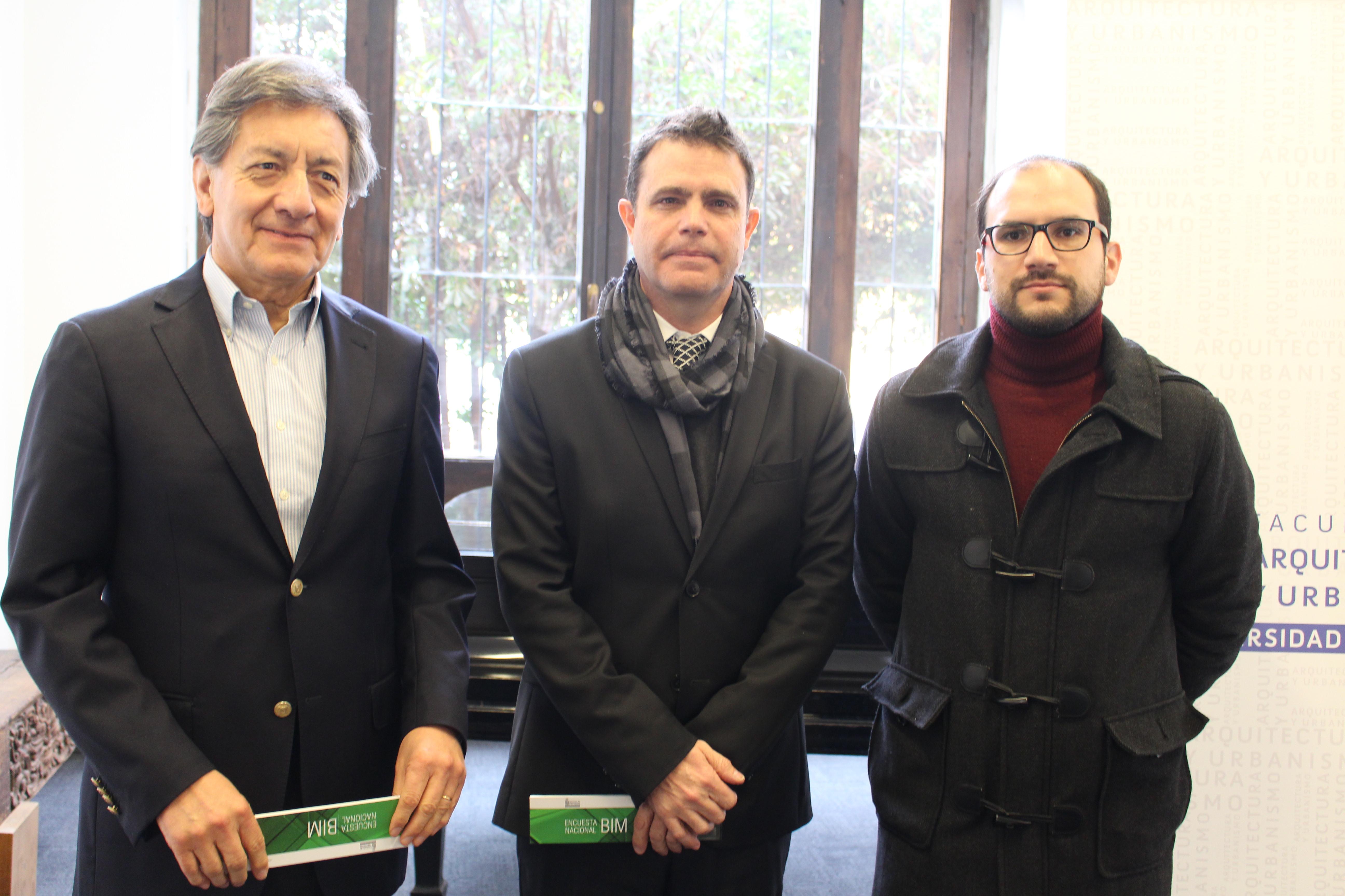 De izquierda a derecha: Prof. Mario Terán, Director del Departamento de Arquitectura, Juan Pablo Badía, Presidente de BIM Forum Chile y Prof. Mauricio Loyola, Director de la Encuesta BIM.