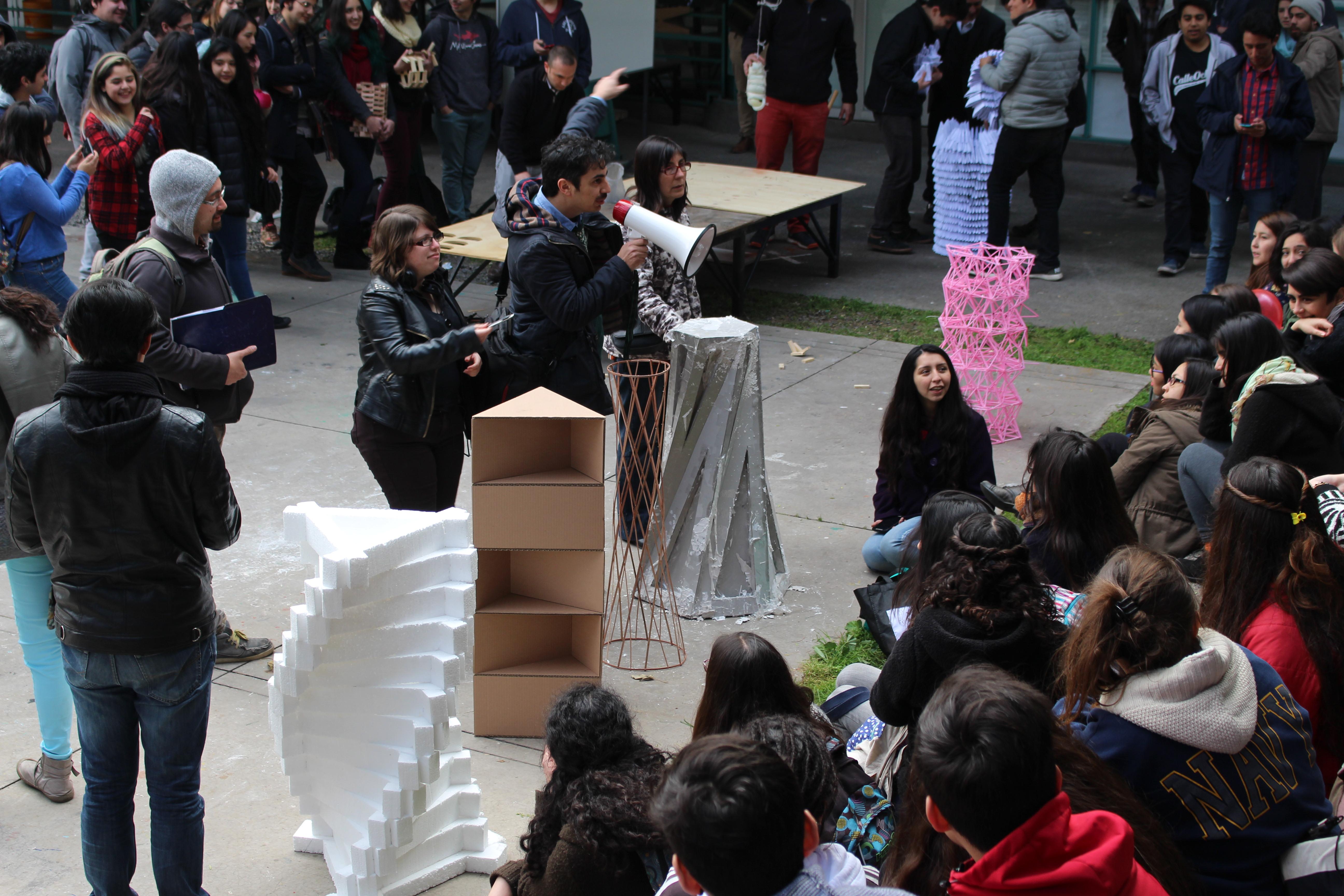 Al aire libre se realizó la prueba de resistencia de las estructuras construidas por los estudiantes.