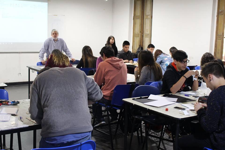 El profesor José Saavedra permitió a los estudiantes asistentes experimentar una clase de taller.