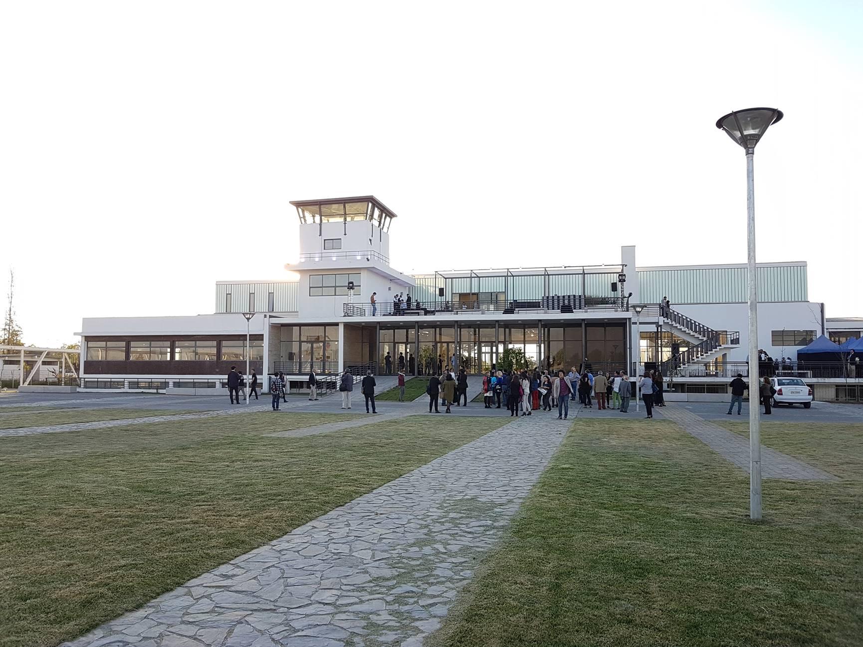 El ex Aeropuerto Los Cerrillos fue remodelado para convertirse en centro cívico y de arte.