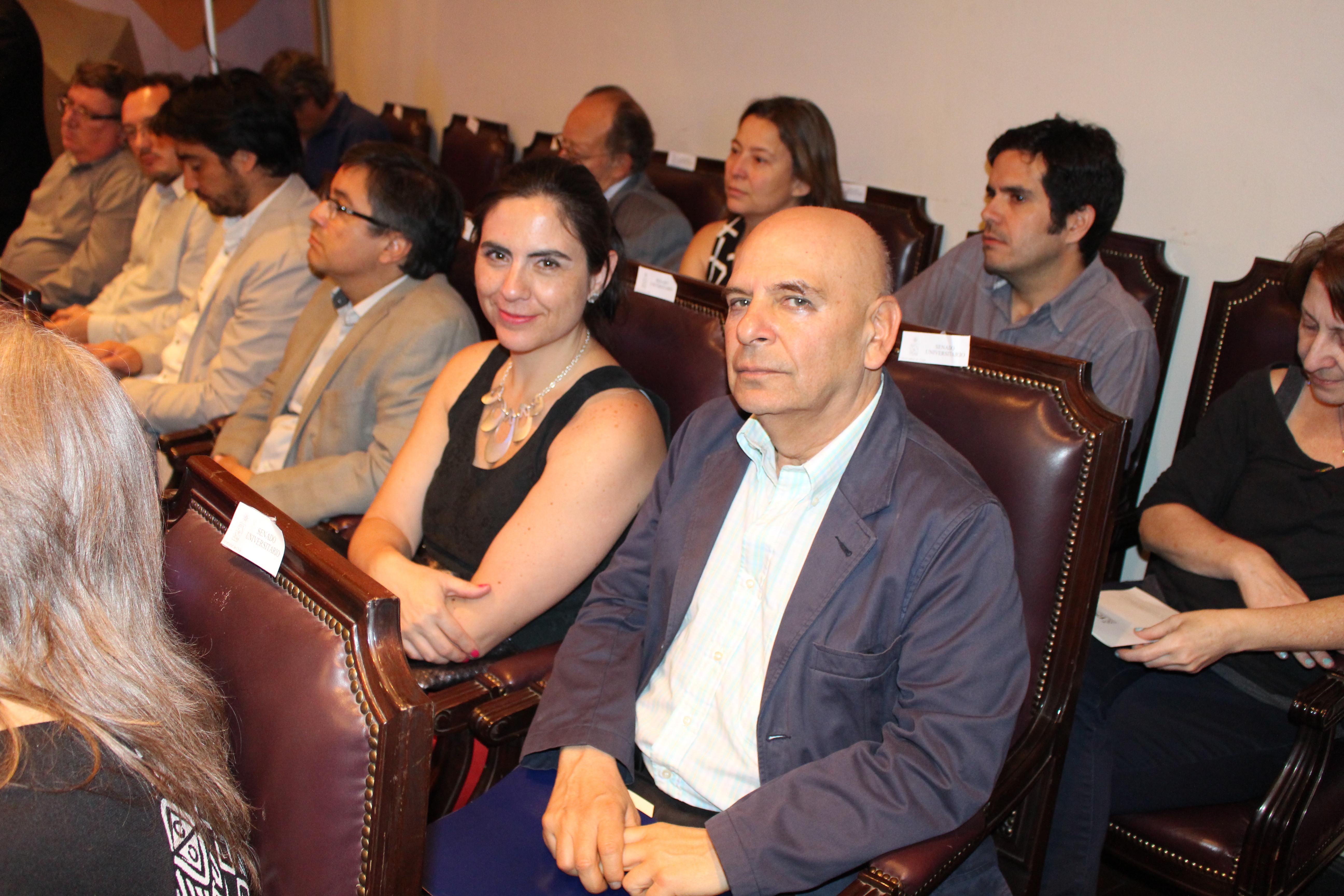 Profesora Andrea Wechsler, directora de Investigación y Desarrollo FAU, junto al profesor Antonio Sahady, reconocido en la ceremonia.