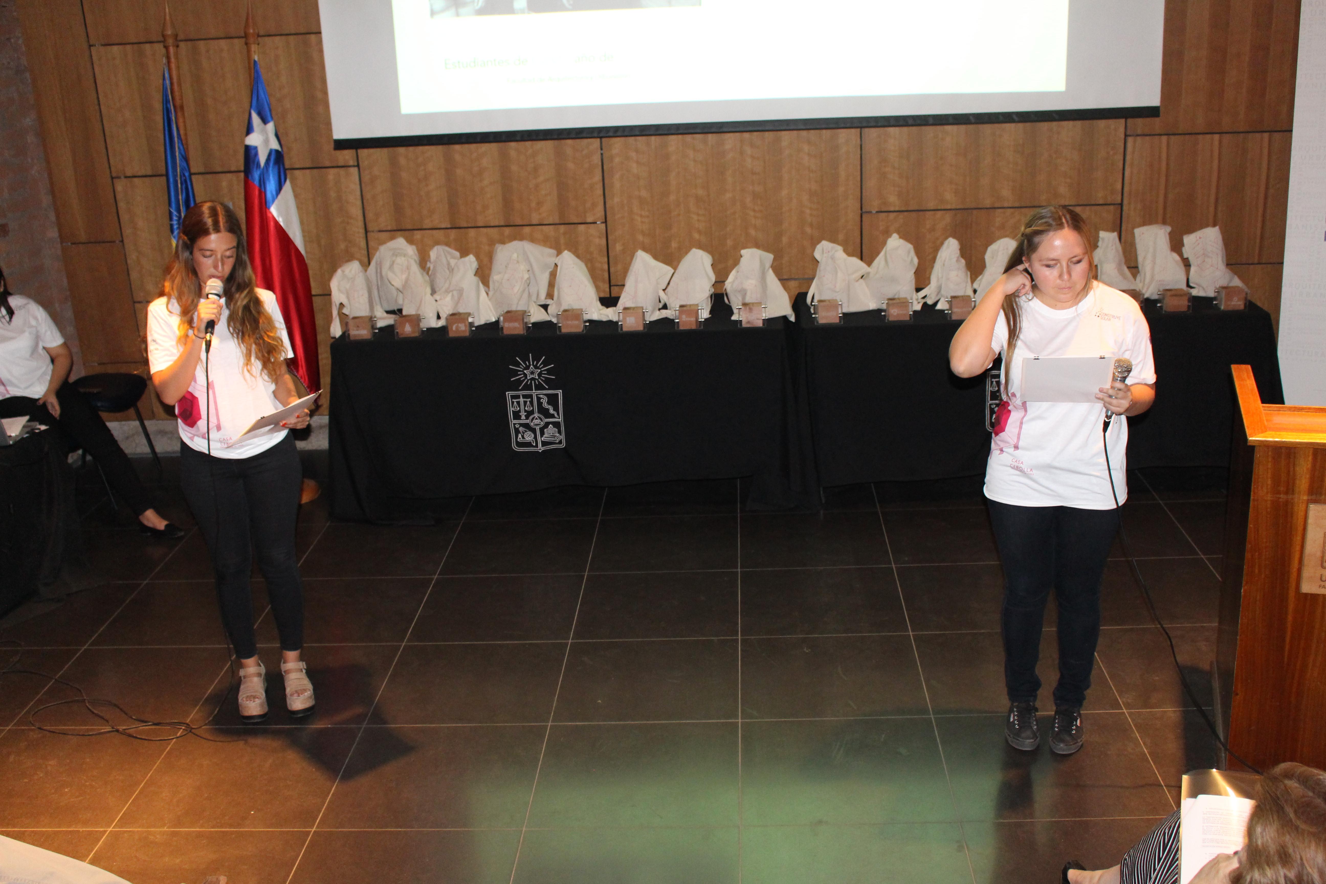 Las estudiantes de Arquitectura, Rocío Ceballos y Francisca Gómez, ofrecieron una breve presentación de la ¿Casa Cebolla¿.