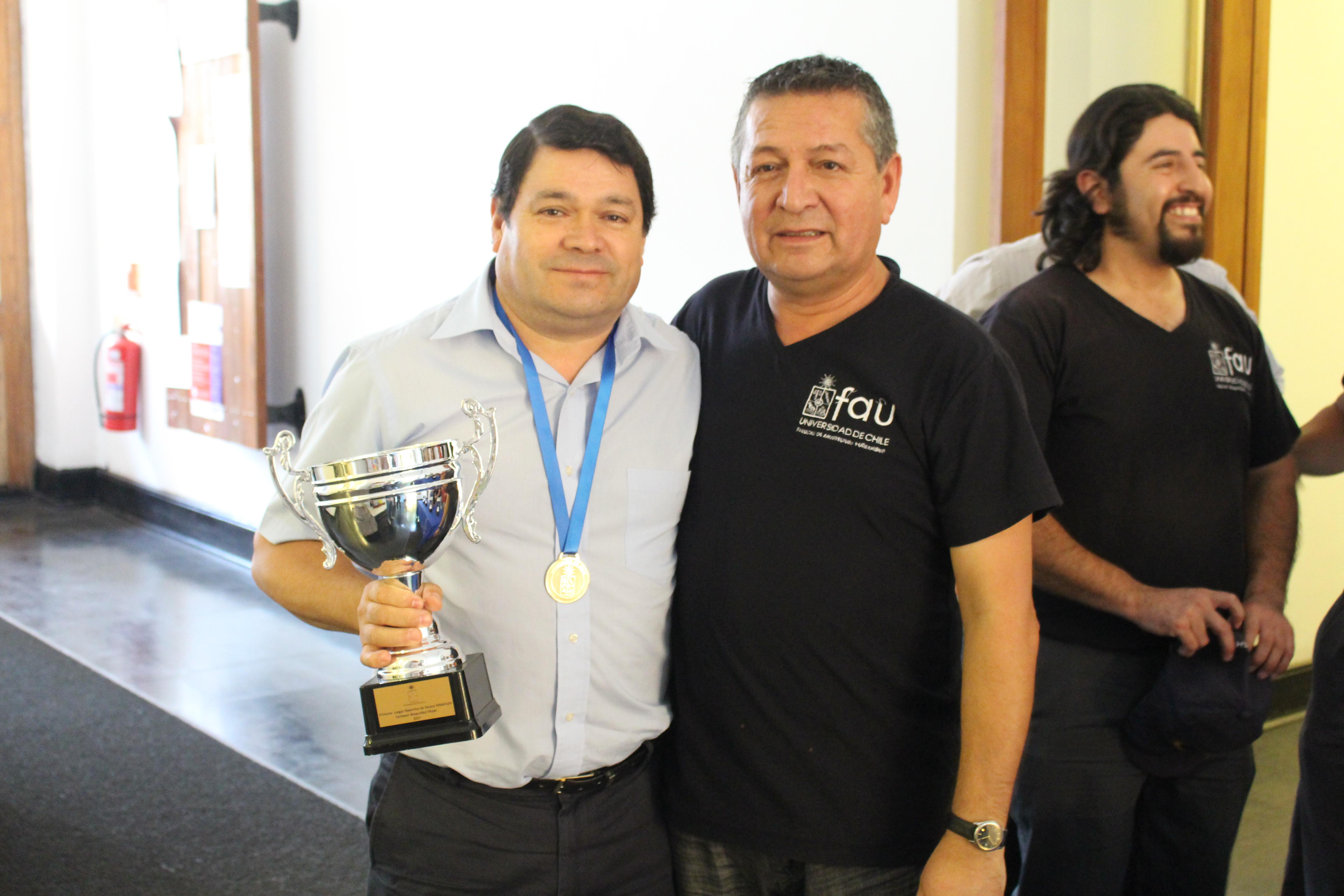 Ismael Osorio y Luis Escobar, parte del equipo campeón de ajedrez.