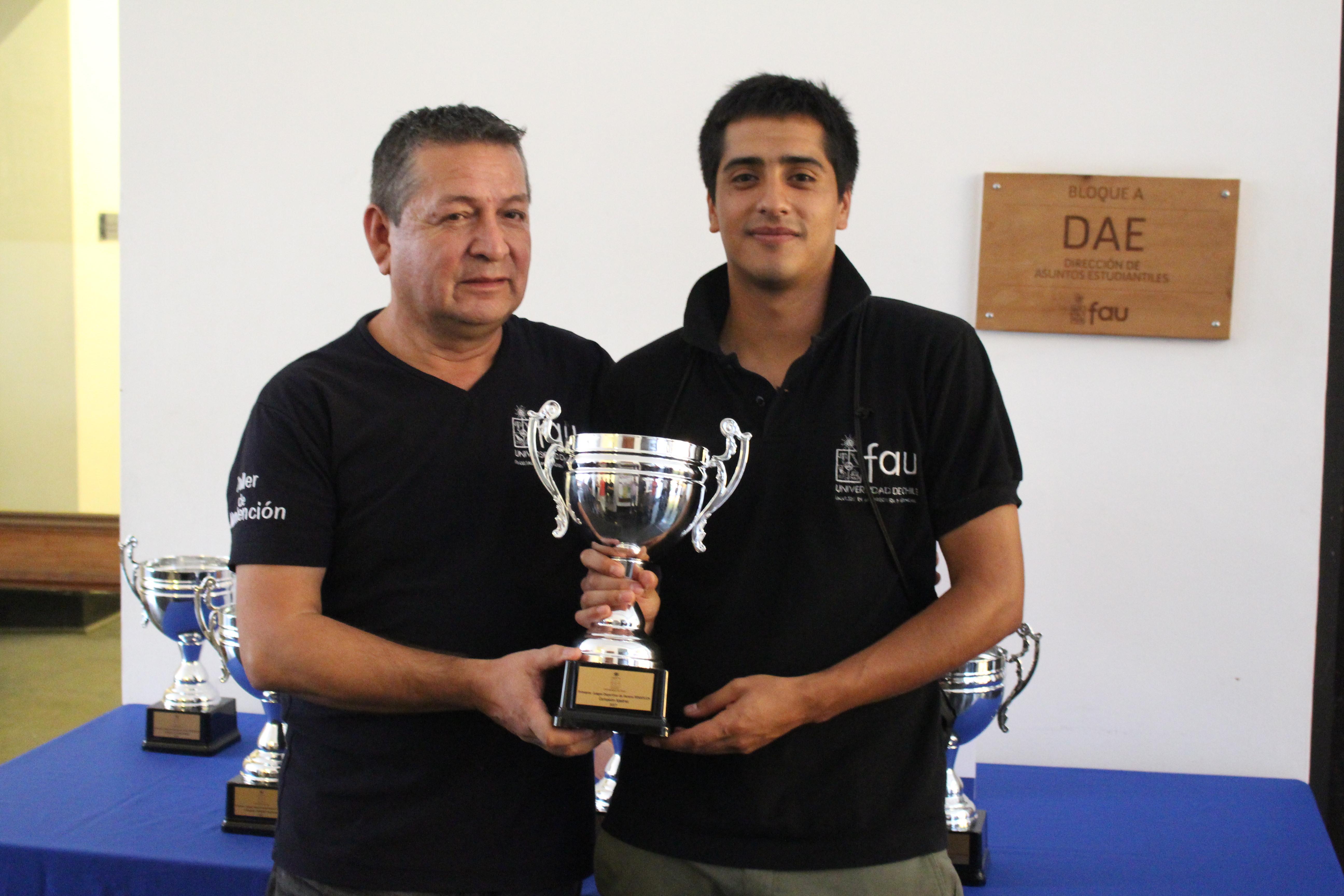 Luis Escobar junto a Iván Espinoza, también parte del equipo campeón de ajedrez.