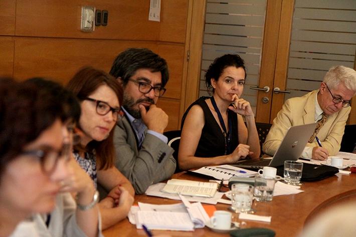 Académicos FAU Yasna Contreras y Enrique Aliste participaron junto a otros investigadores de la Universidad en mesa sobre Desigualdades.