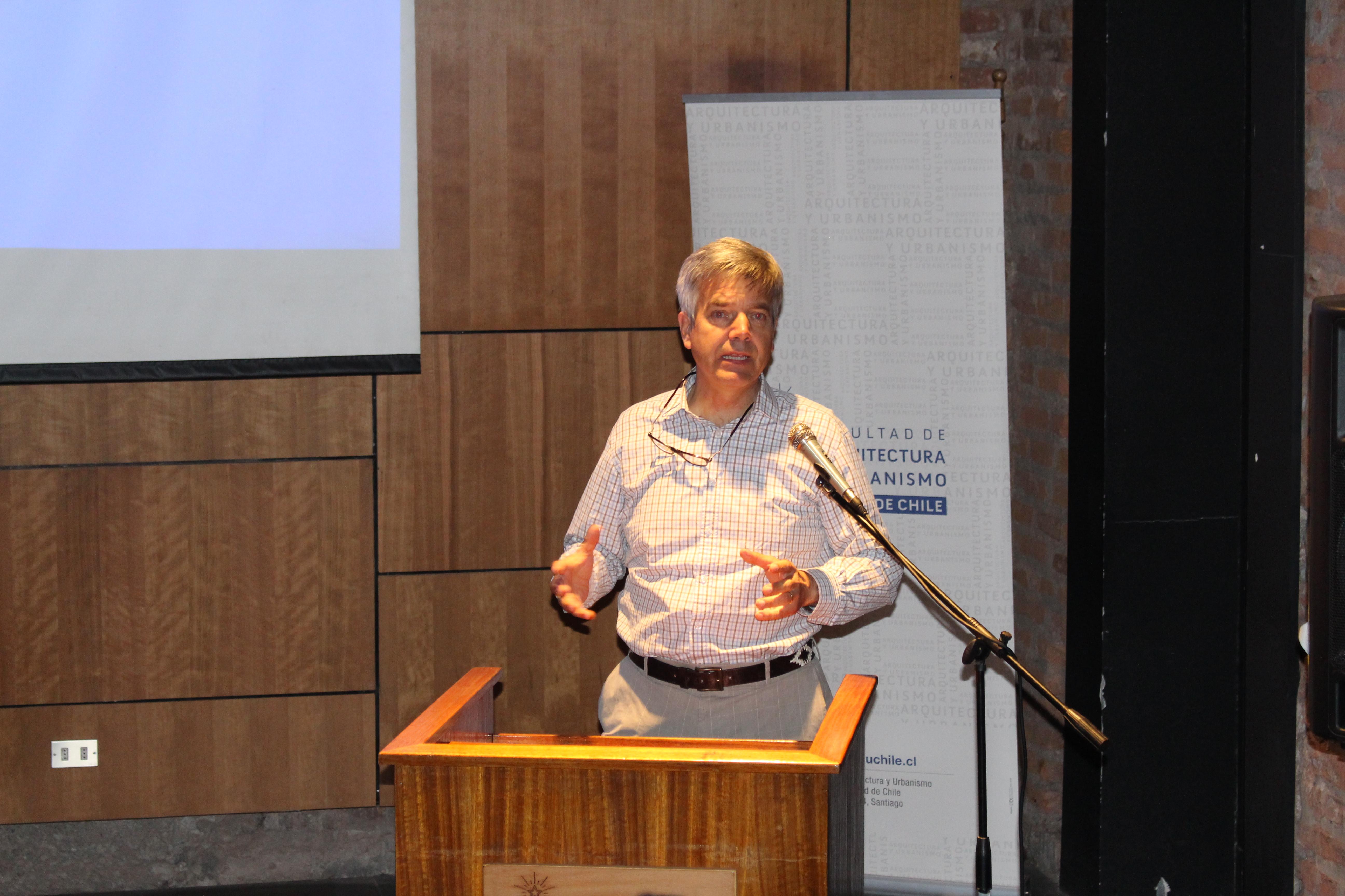 Profesor Andrés Weil abriendo una de las charlas asociadas al workshop.
