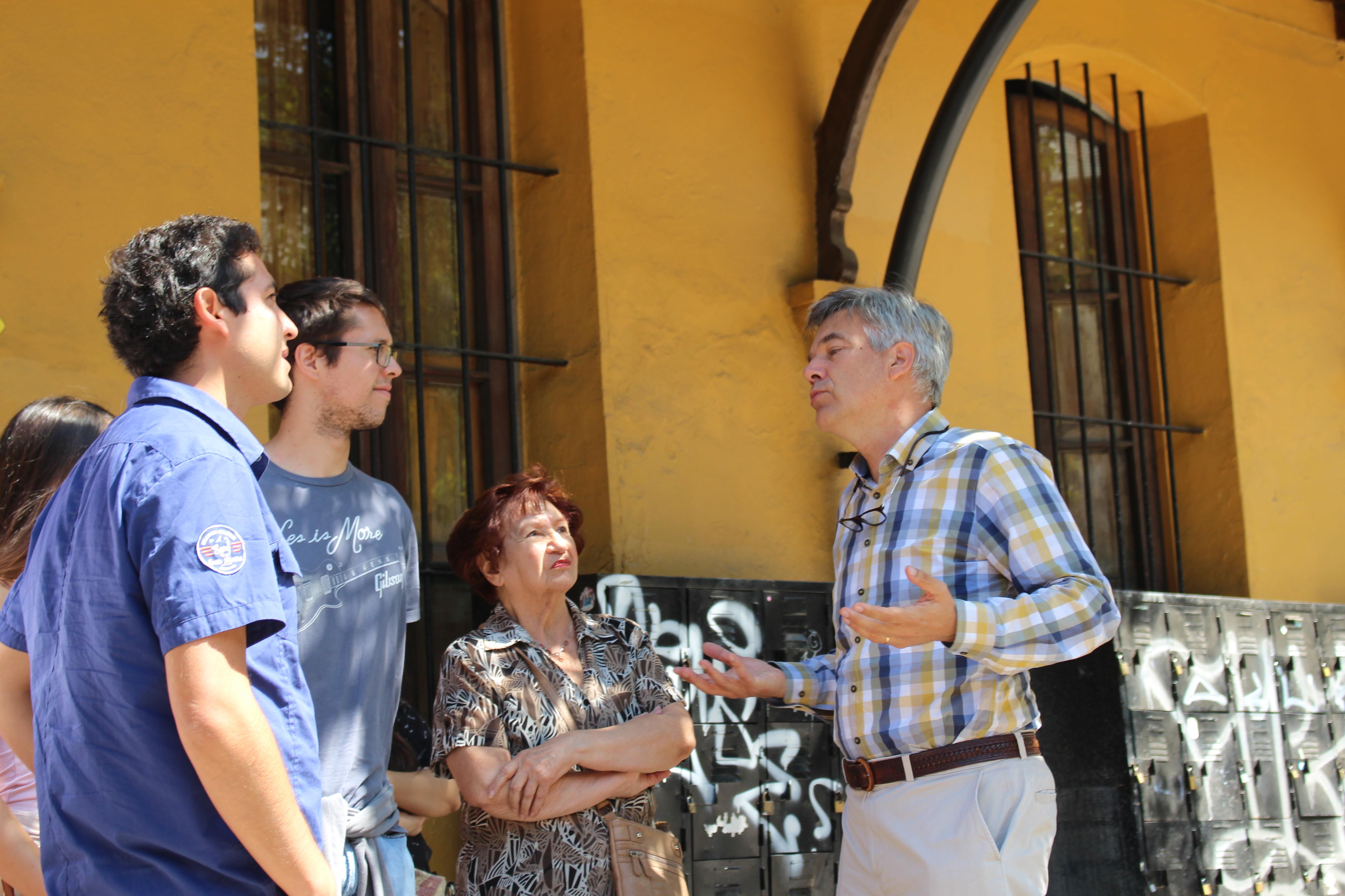 Una vez finalizado el ciclo de charlas, el académico Andrés Weil tomó la iniciativa de guiar a los asistentes en un recorrido por las dependencias de la Facultad.