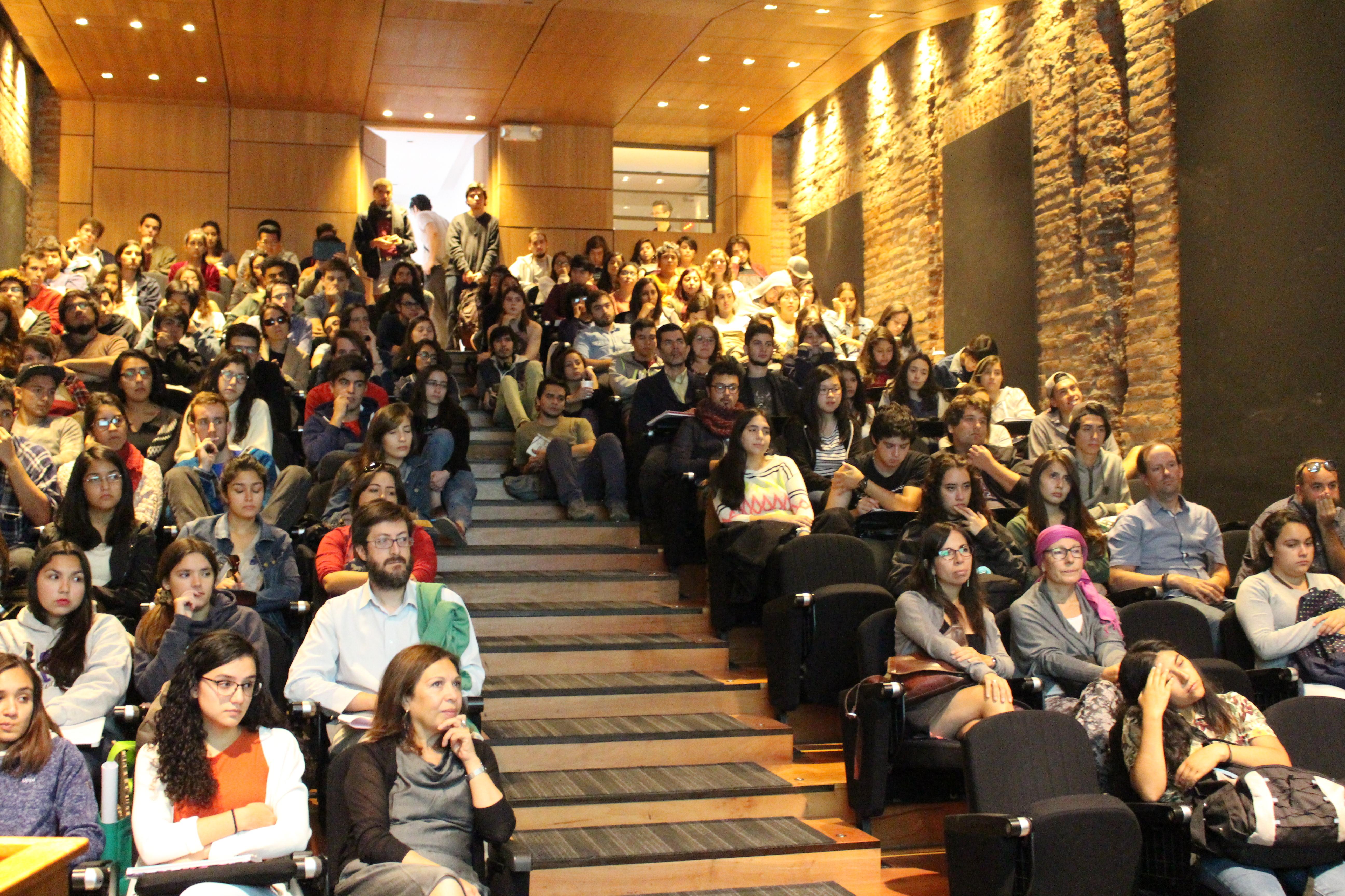El auditorio se llenó de estudiantes para atender a la charla del profesional de SOM.