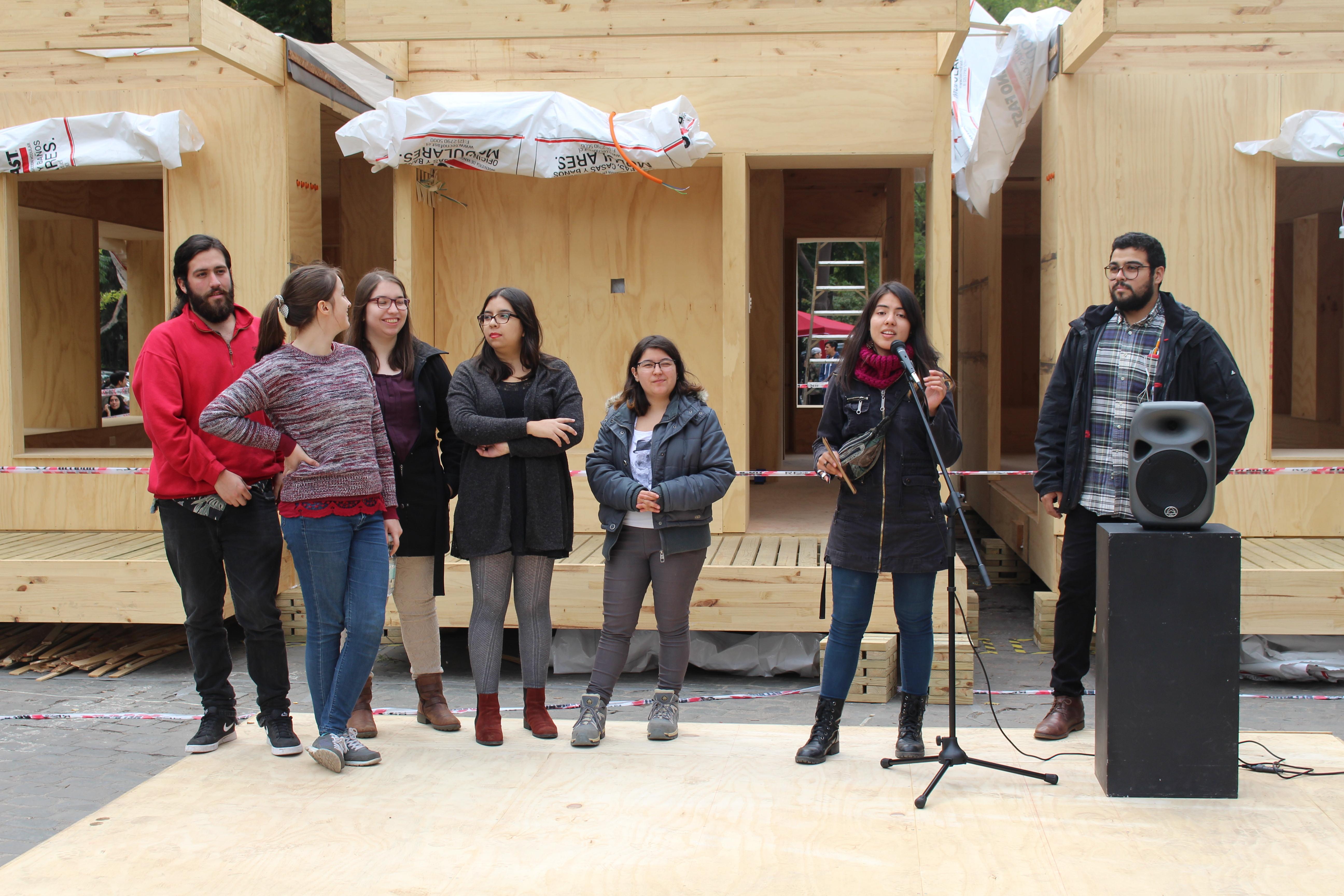 Parte del equipo de estudiantes del proyecto presentando la Casa a la comunidad.