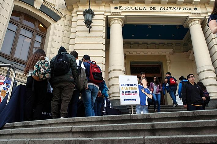 Año a año la Universidad de Chile realiza su Feria del Postulante para orientar a los jóvenes que desean postular a la Educación Superior.