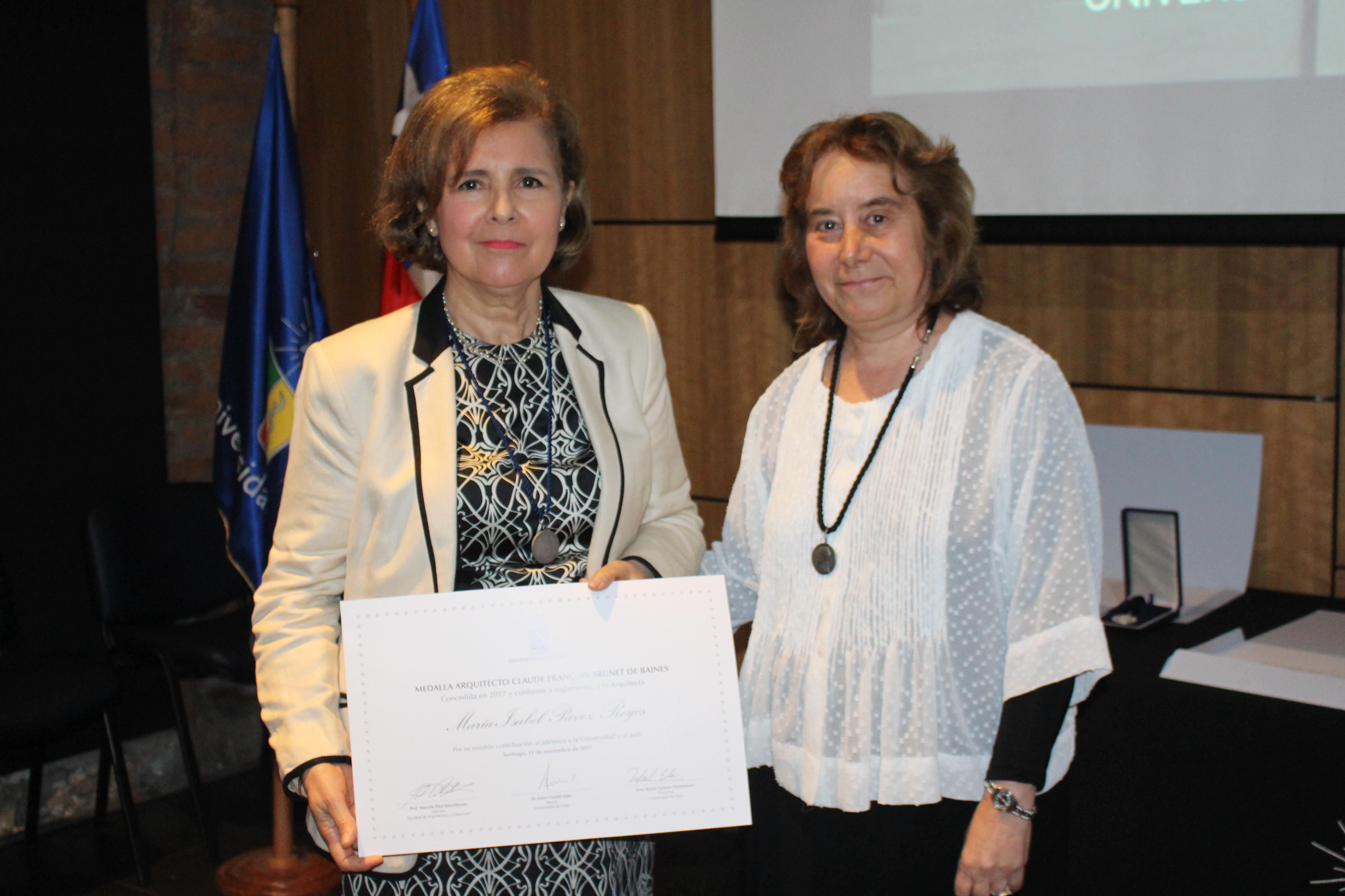 Prof. María Isabel Pavez, recibe distinción de manos de Decana Marcela Pizzi