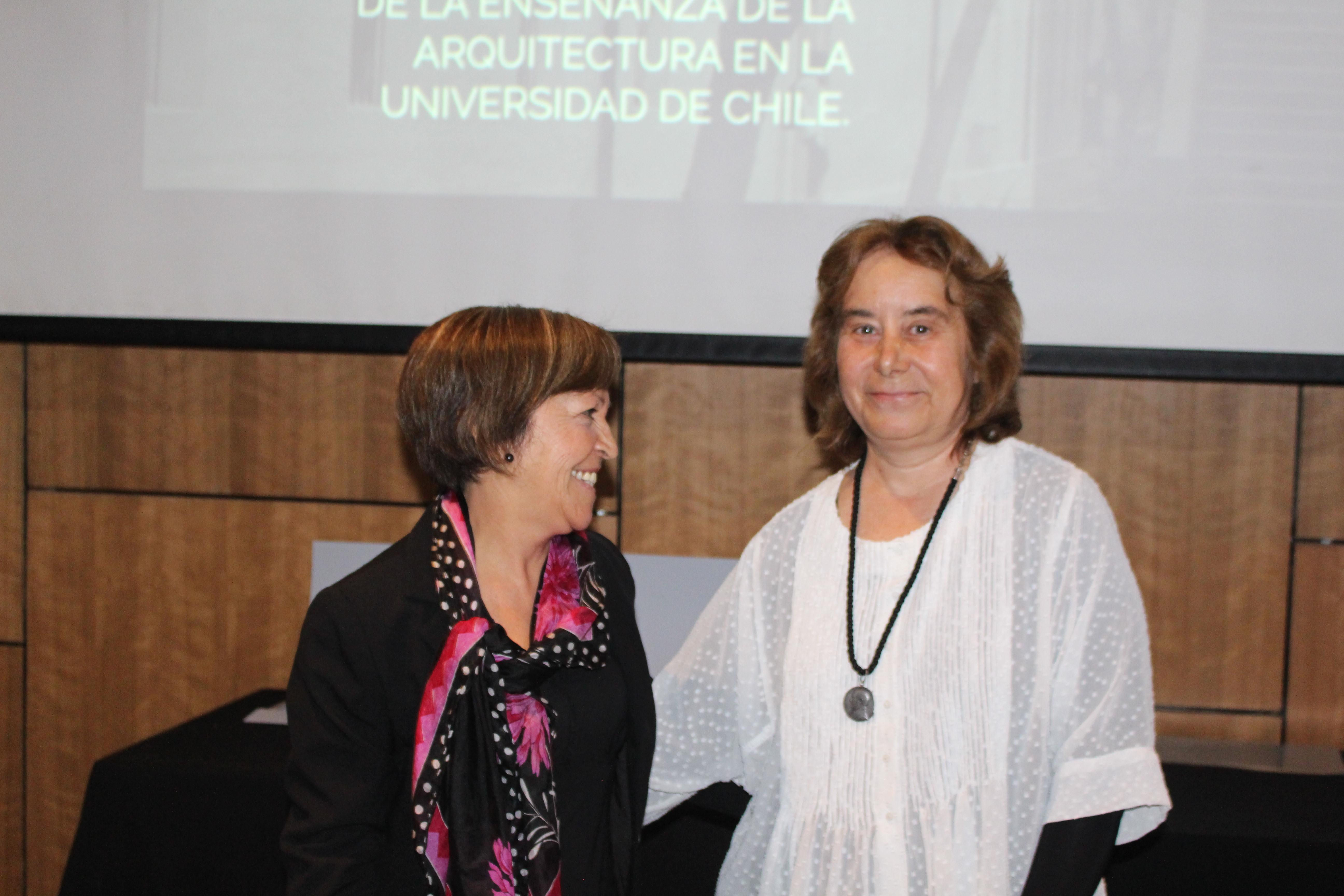 En representación de Pamela Herrera recibió su diploma, su compañera Sonia Sánchez