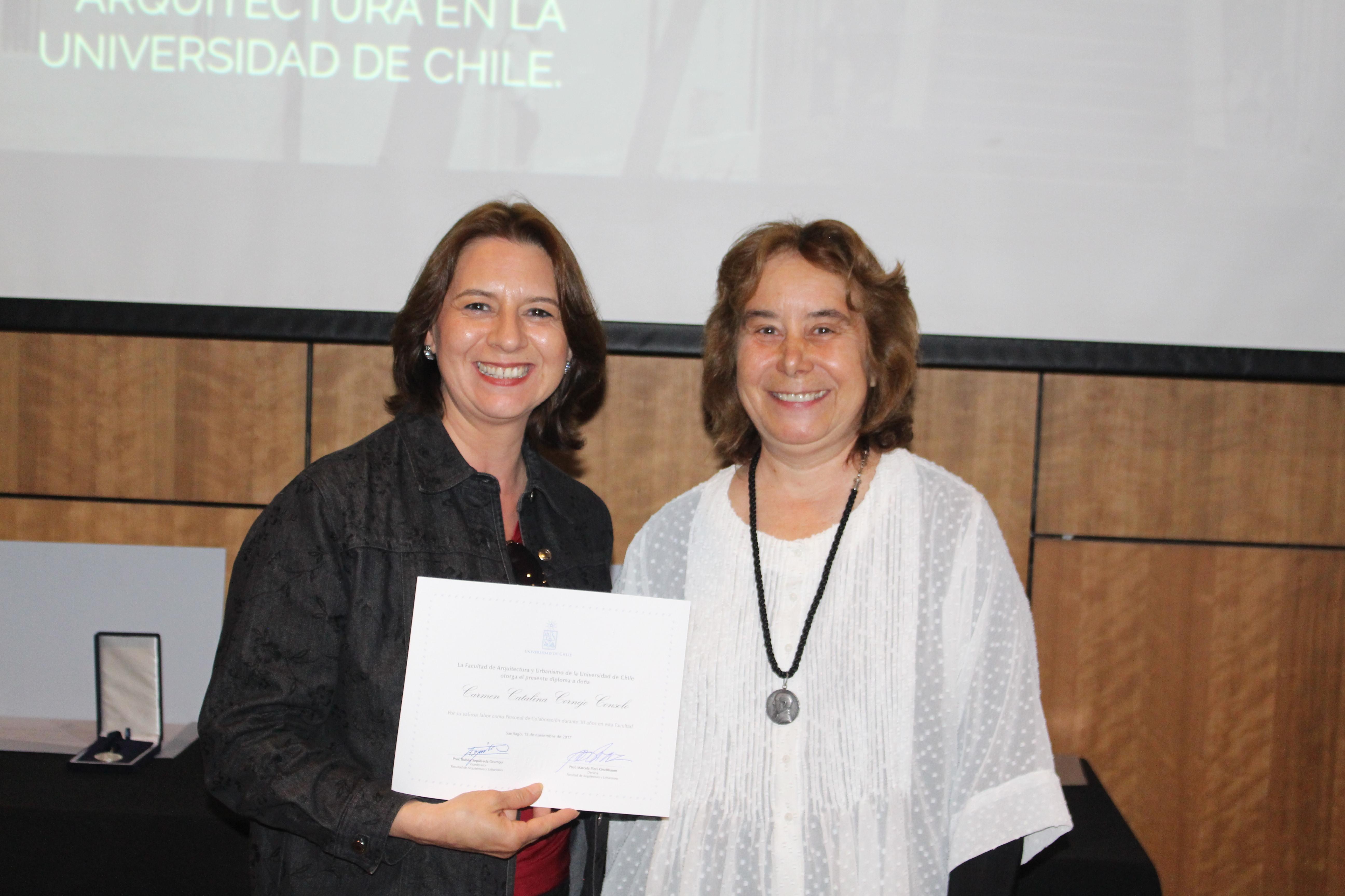 Carmen Cornejo recibe su reconocimiento