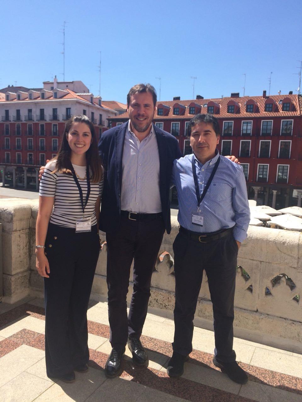 Camila Piña junto al Alcalde del Ayuntamiento de Valladolid Oscar Puente y del representante de la U. de la Frontera Adison Altamirano
