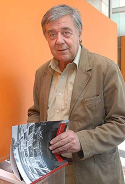 El "Premio Juan Parrochia Beguin" recayó en el arquitecto Gustavo Munizaga, quien se desempeñó como Coordinador de Taller y Profesor de tercer a quinto semestre de la FAU entre los años 1971 y 1976.