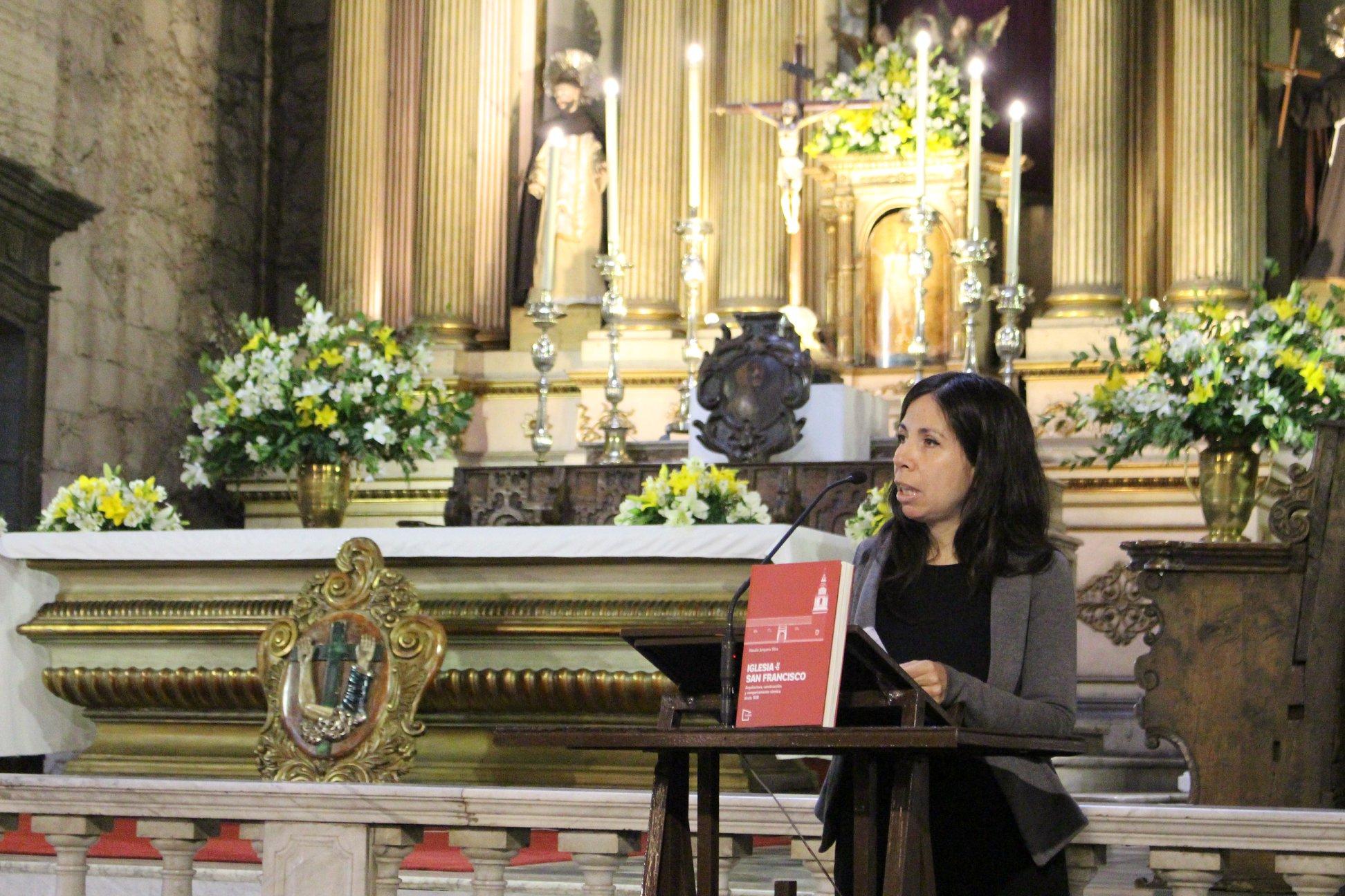 La académica Natalia Jorquera repasó algunos de los aspectos más interesantes de la iglesia y que son detallados en el primer capítulo del libro.