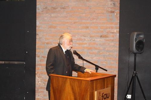 El académico organizador del Seminario, Claudio Cortés, en su discurso de apertura