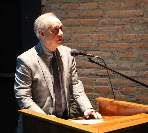 Decano Manuel Amaya inaugurando ceremonia de celebración del Día Mundial del Urbanismo