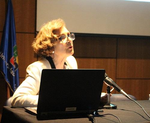 Profesora María Isabel Pavez, en su Conferencia de homenaje a Alberto Schade