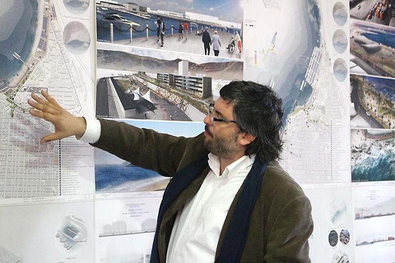 El académico de Arquitectura y Director DEXVM, Alberto Texidó, lidera el Taller "Ciudad Puerto" que se adjudicó un Fondart Nacional.