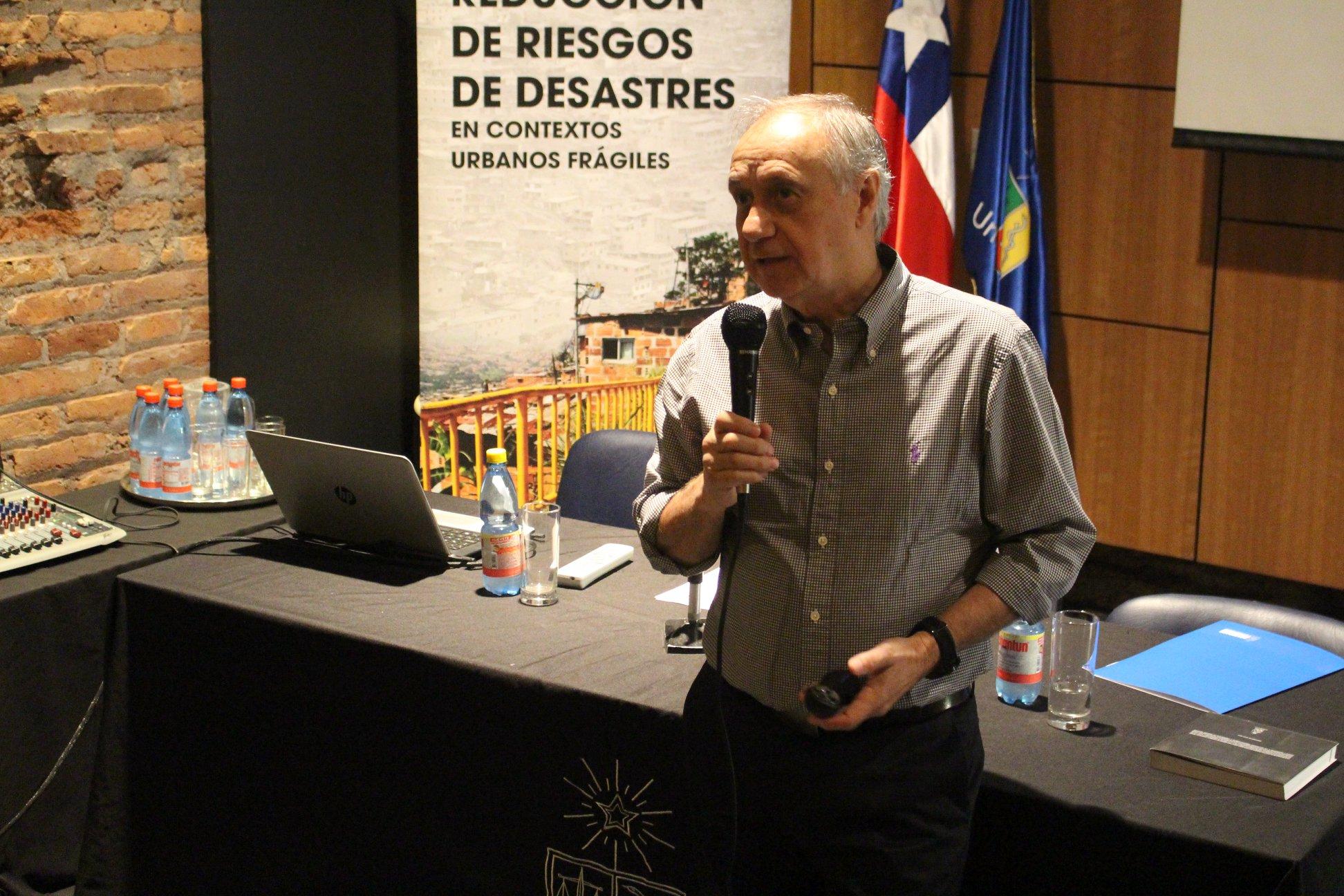 El Decano Manuel Amaya fue el encargado de abrir las presentaciones con su experiencia en la reconstrucción tras el terremoto de 2010.