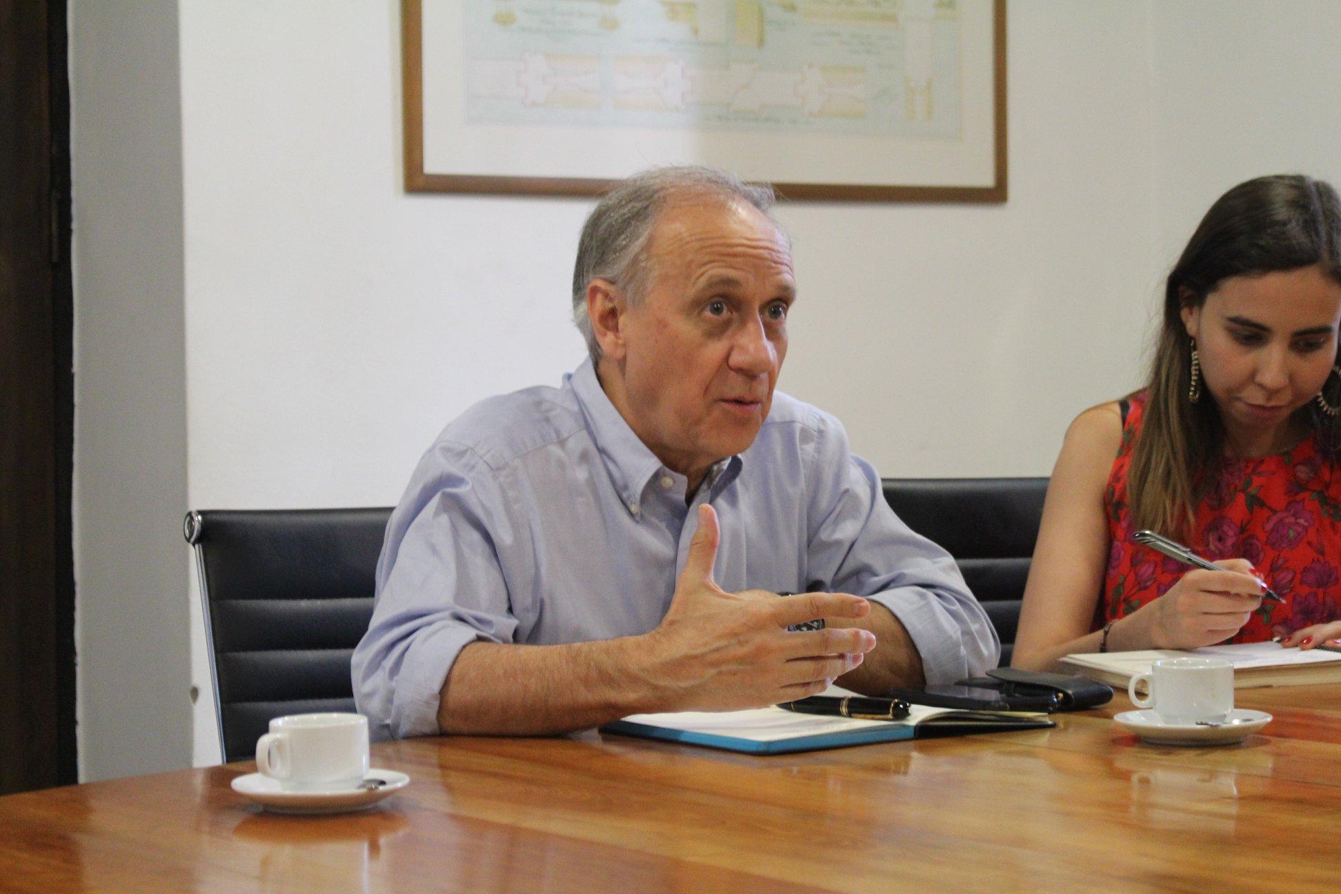 Durante la reunión, encabezada por el Decano Manuel Amaya, se evaluó la posibilidad de un futuro trabajo colaborativo con la Corporación Gaudí de Triana y MOP Rancagua.
